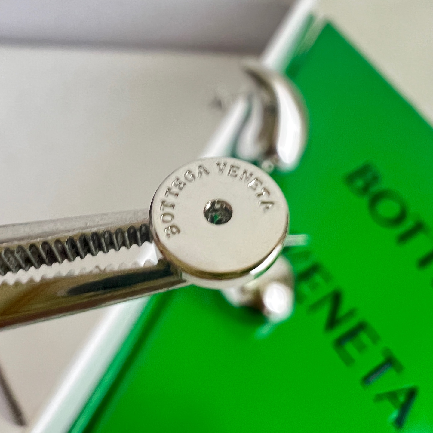 】Bottega Veneta 🆕BV耳钉  金属感十足  特别特别赞，整体细节非常令人惊喜，设计感十足