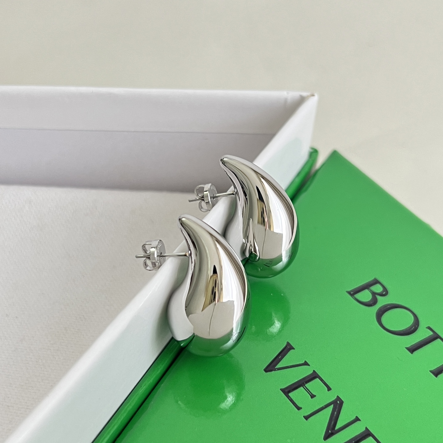 】Bottega Veneta 🆕BV耳钉  金属感十足  特别特别赞，整体细节非常令人惊喜，设计感十足