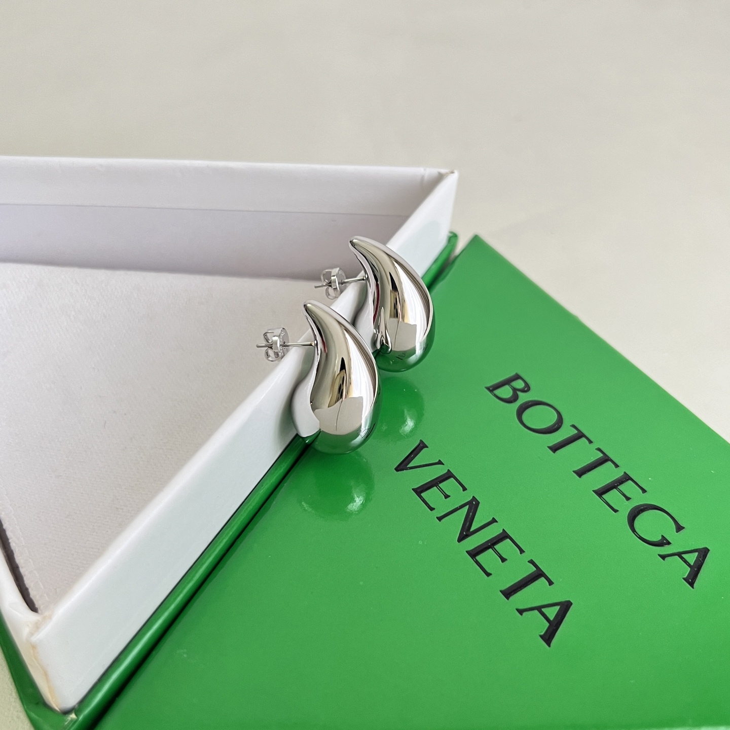 】Bottega Veneta 🆕BV耳钉  金属感十足  特别特别赞，整体细节非常令人惊喜，设计感十足