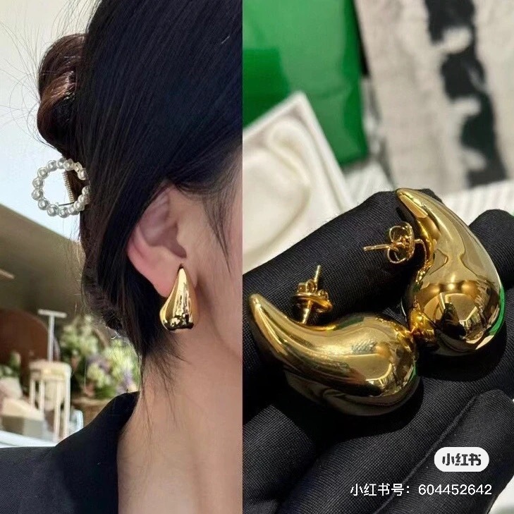 】Bottega Veneta 🆕BV耳钉  金属感十足  特别特别赞，整体细节非常令人惊喜，设计感十足