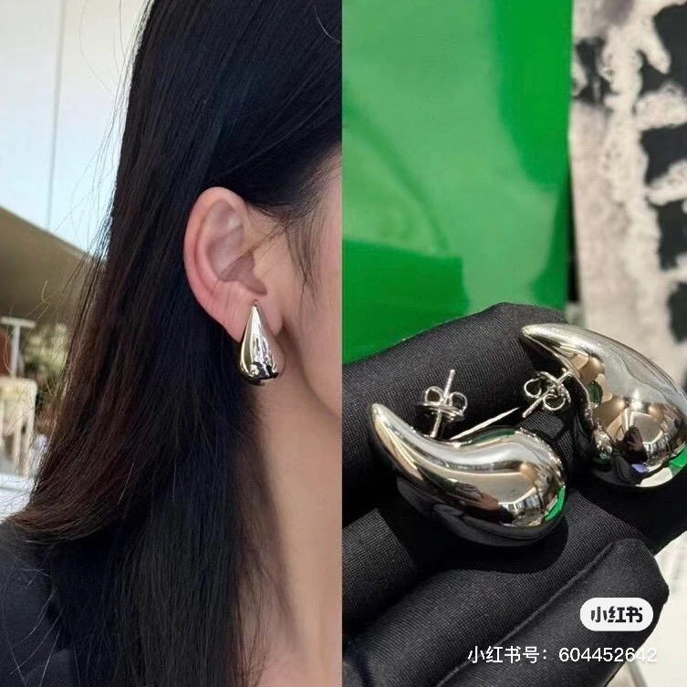 】Bottega Veneta 🆕BV耳钉  金属感十足  特别特别赞，整体细节非常令人惊喜，设计感十足