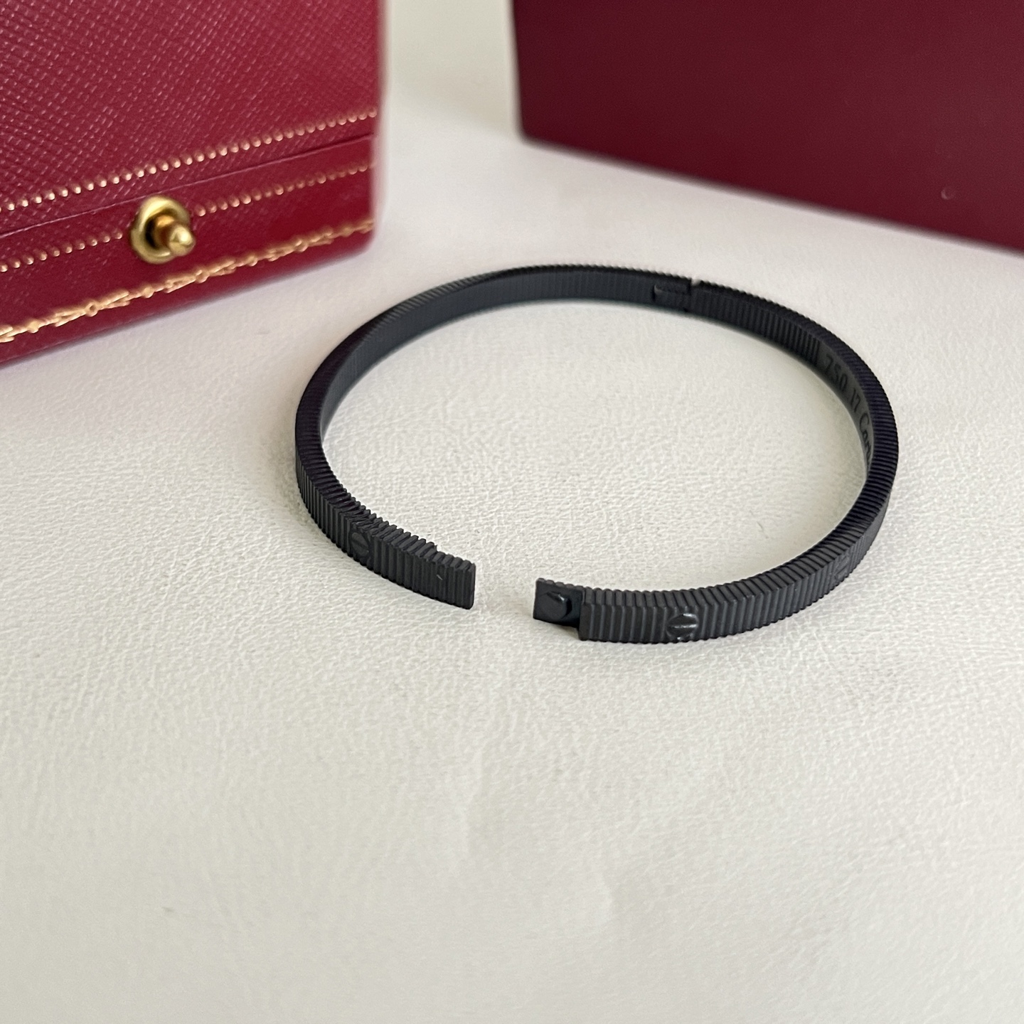 】Cartier 卡地亚 手镯，很精致的一款小手镯 很简单有很别致 非常修饰手镯。