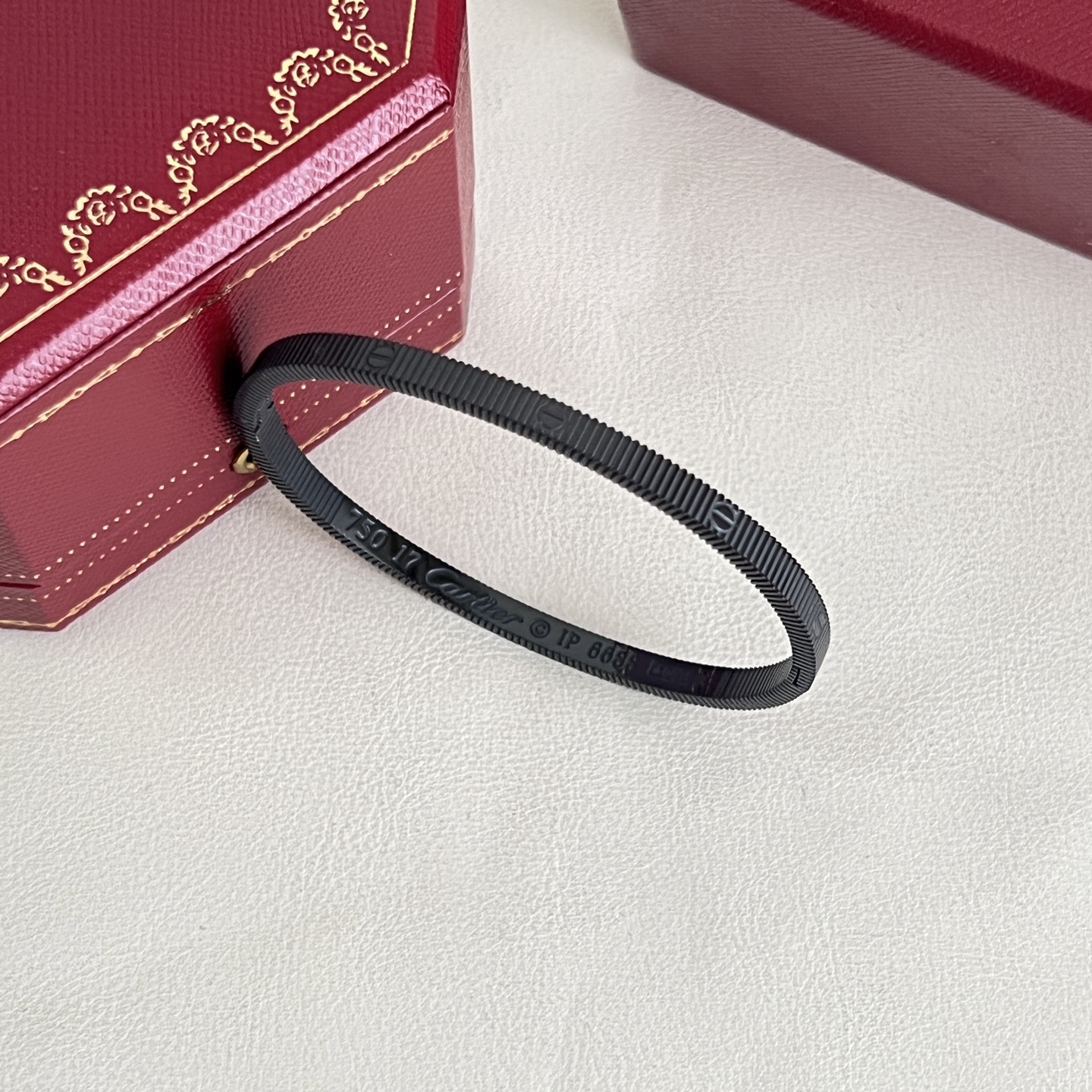 】Cartier 卡地亚 手镯，很精致的一款小手镯 很简单有很别致 非常修饰手镯。