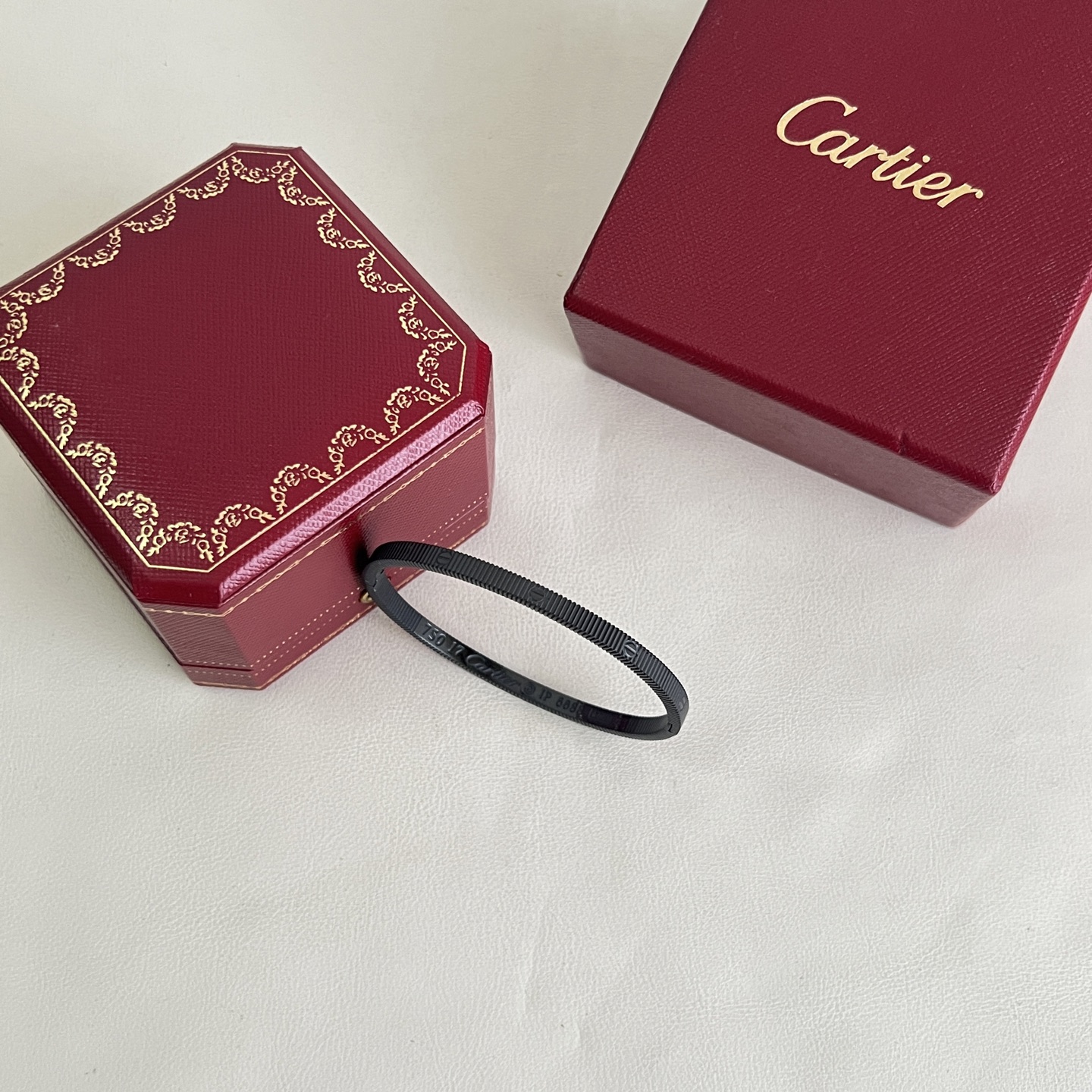 】Cartier 卡地亚 手镯，很精致的一款小手镯 很简单有很别致 非常修饰手镯。