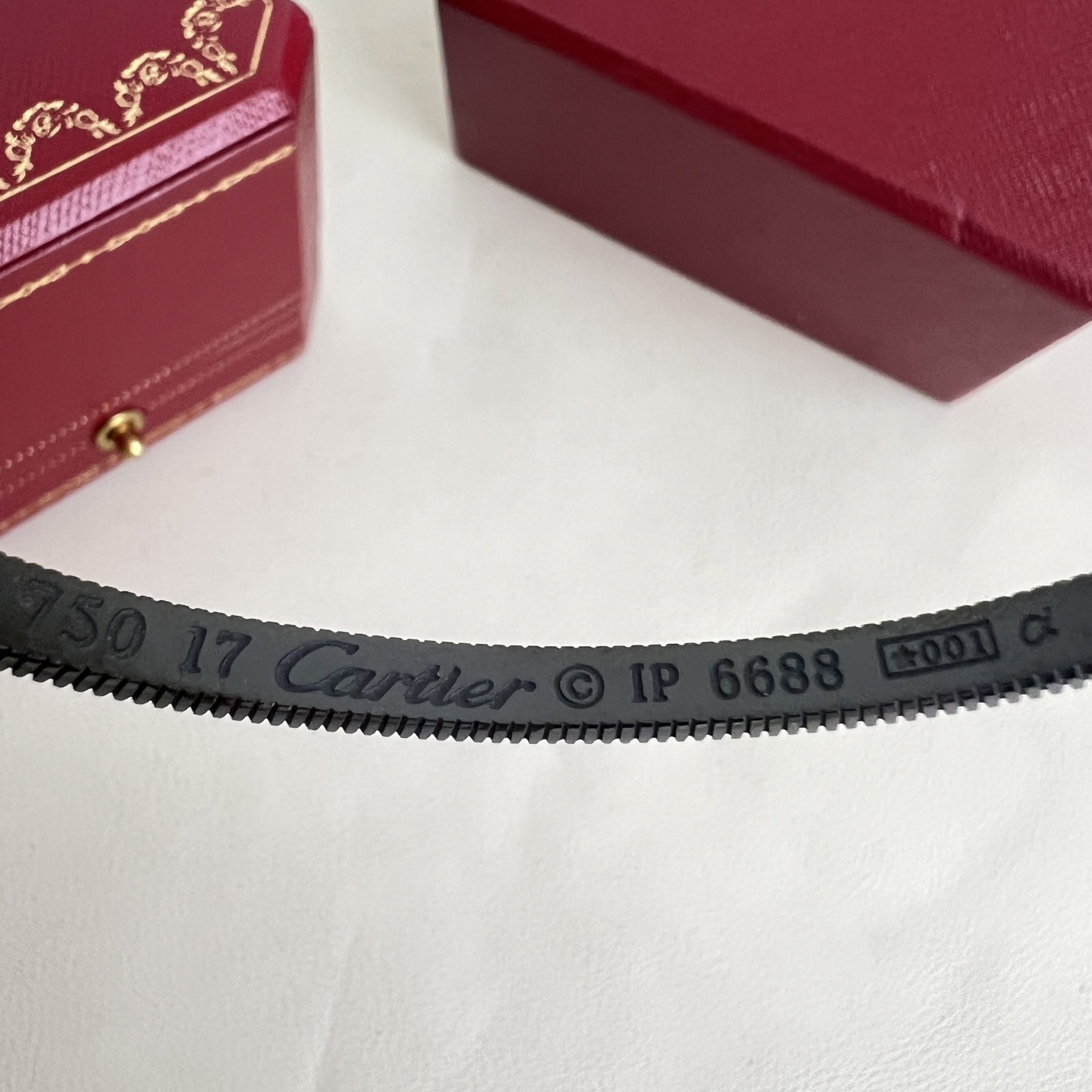 】Cartier 卡地亚 手镯，很精致的一款小手镯 很简单有很别致 非常修饰手镯。