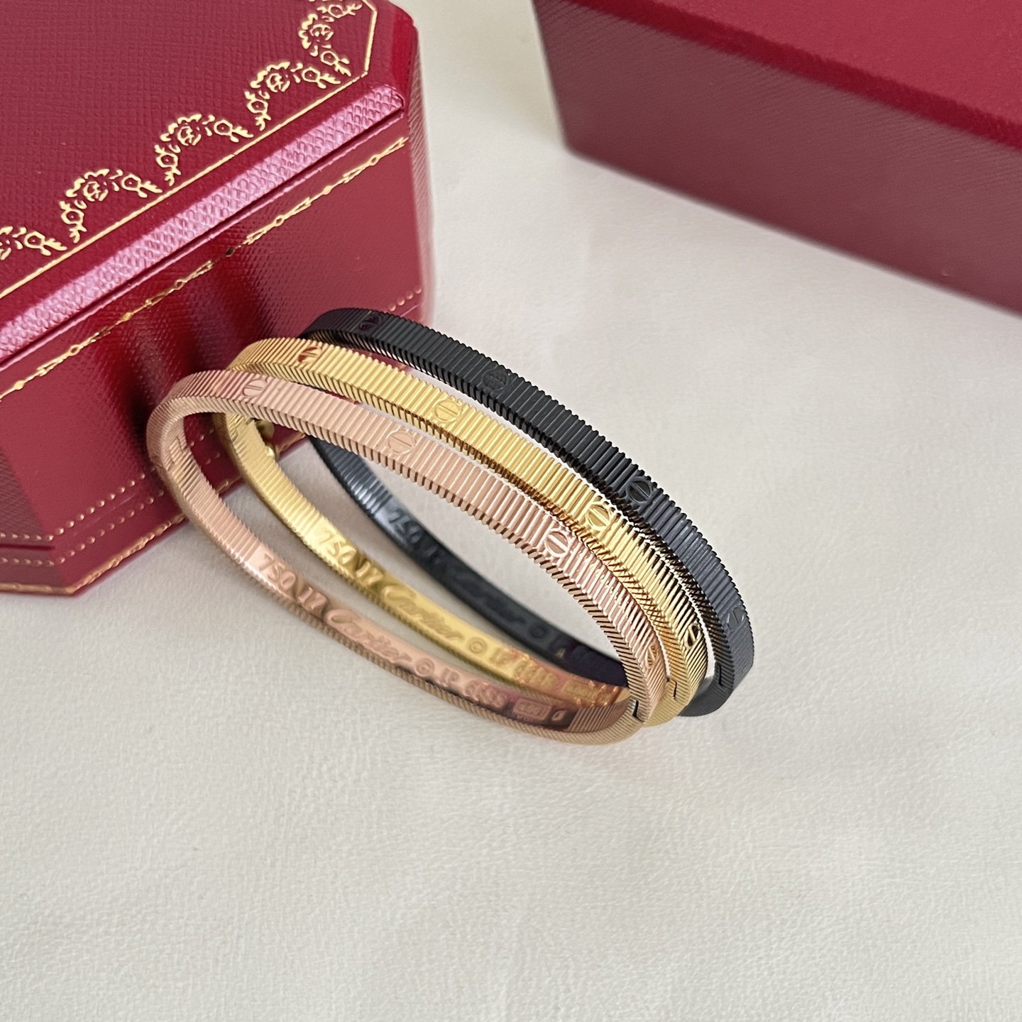 】Cartier 卡地亚 手镯，很精致的一款小手镯 很简单有很别致 非常修饰手镯。