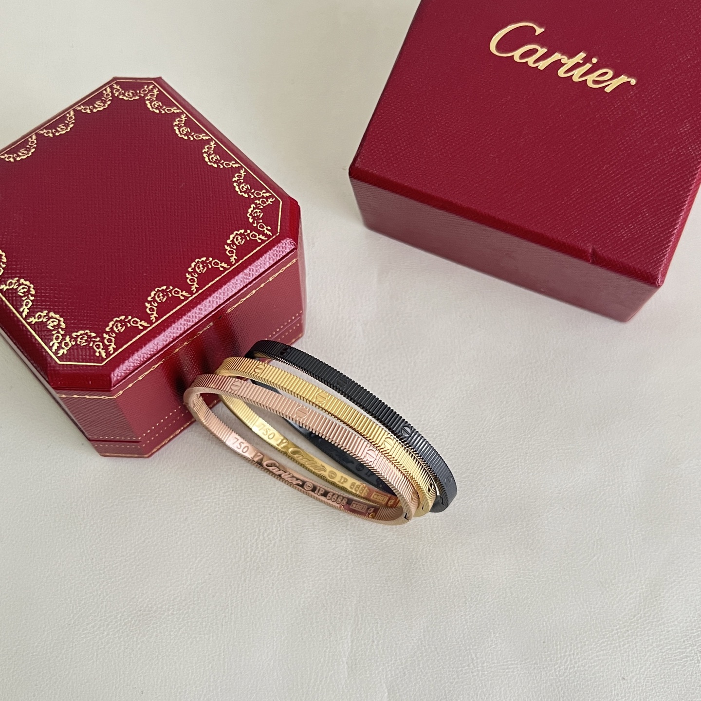】Cartier 卡地亚 手镯，很精致的一款小手镯 很简单有很别致 非常修饰手镯。