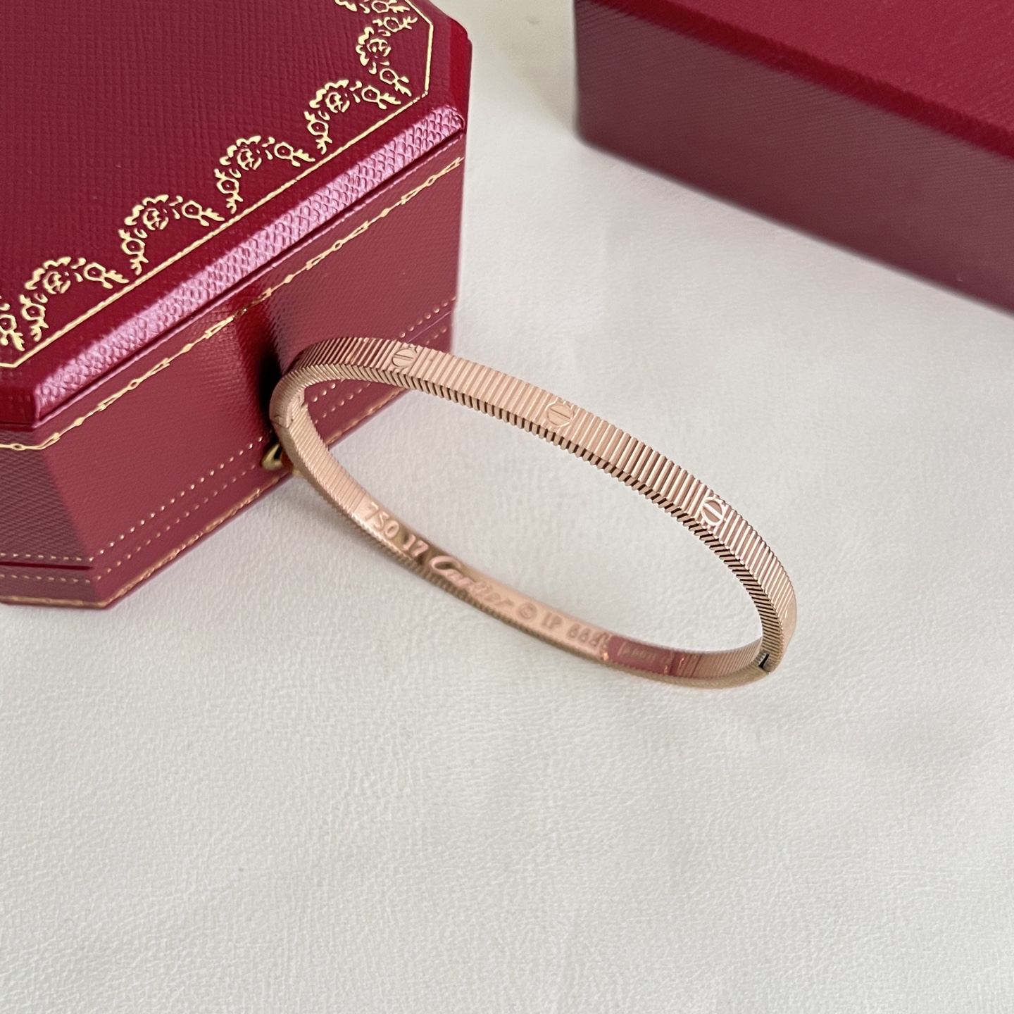 】Cartier 卡地亚 手镯，很精致的一款小手镯 很简单有很别致 非常修饰手镯。