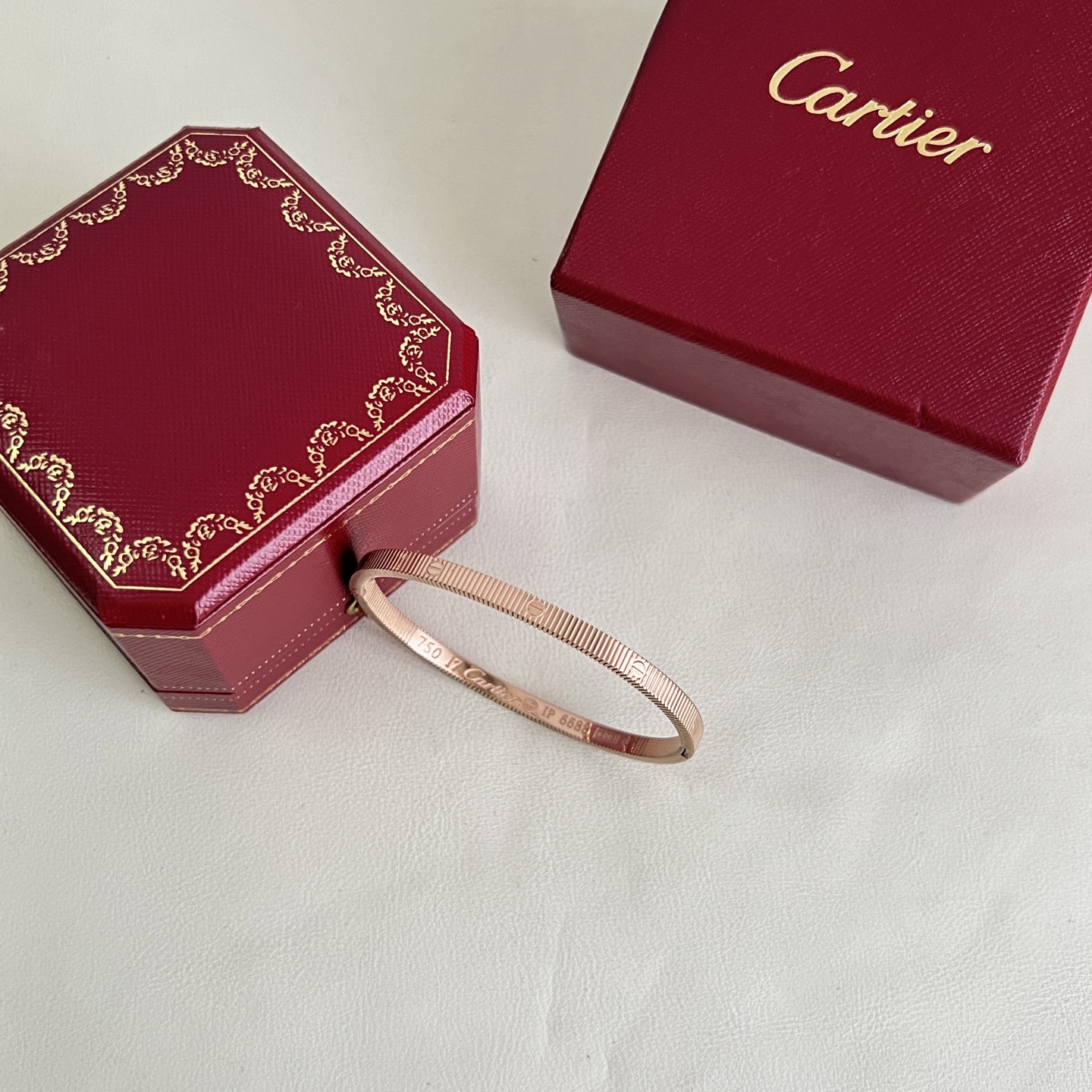 】Cartier 卡地亚 手镯，很精致的一款小手镯 很简单有很别致 非常修饰手镯。
