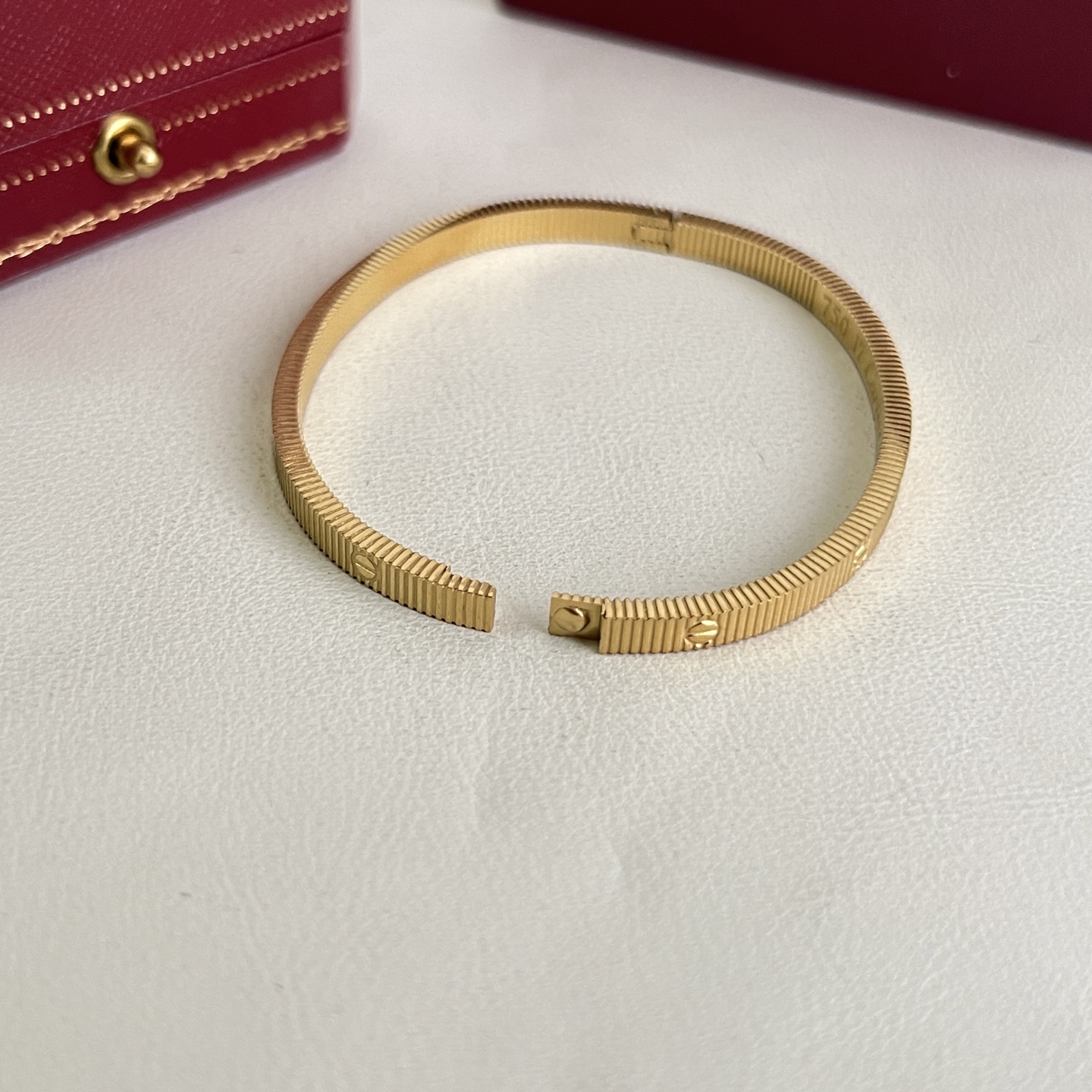 】Cartier 卡地亚 手镯，很精致的一款小手镯 很简单有很别致 非常修饰手镯。