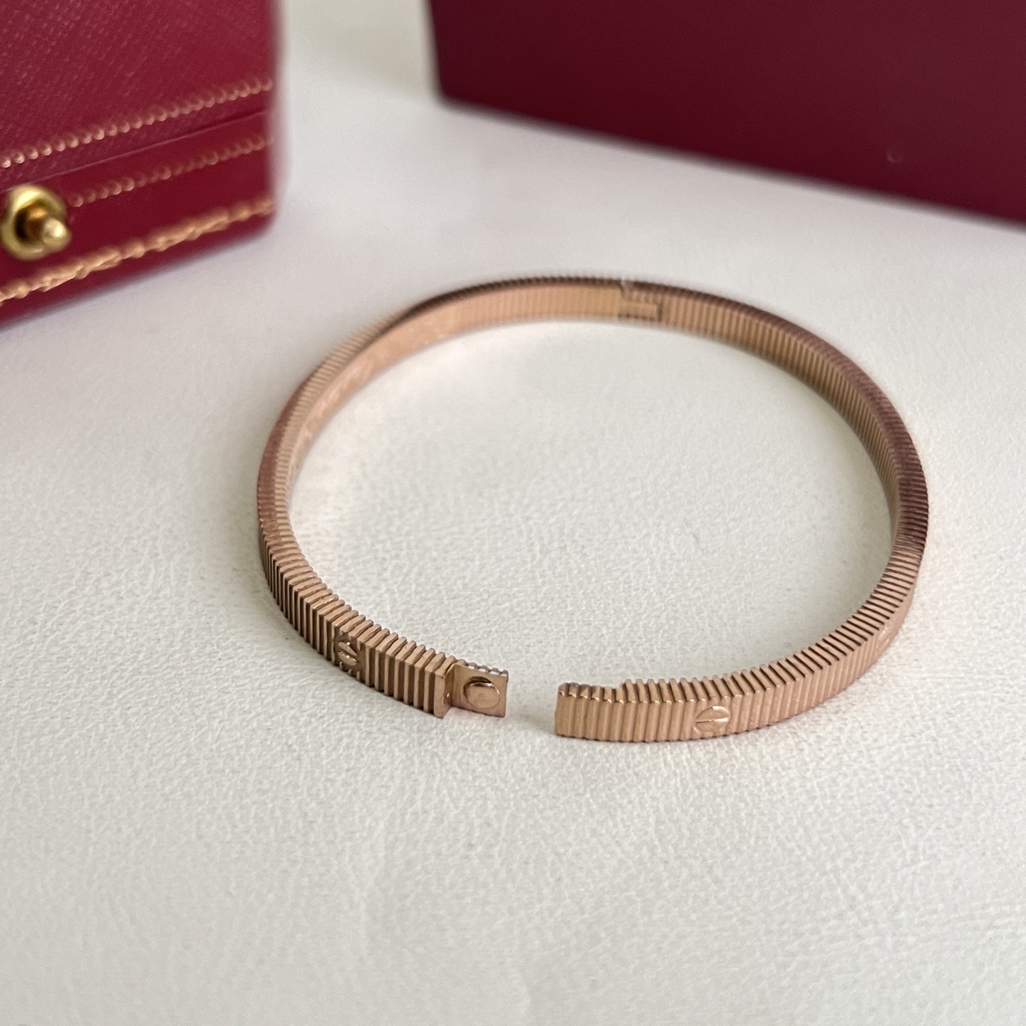】Cartier 卡地亚 手镯，很精致的一款小手镯 很简单有很别致 非常修饰手镯。