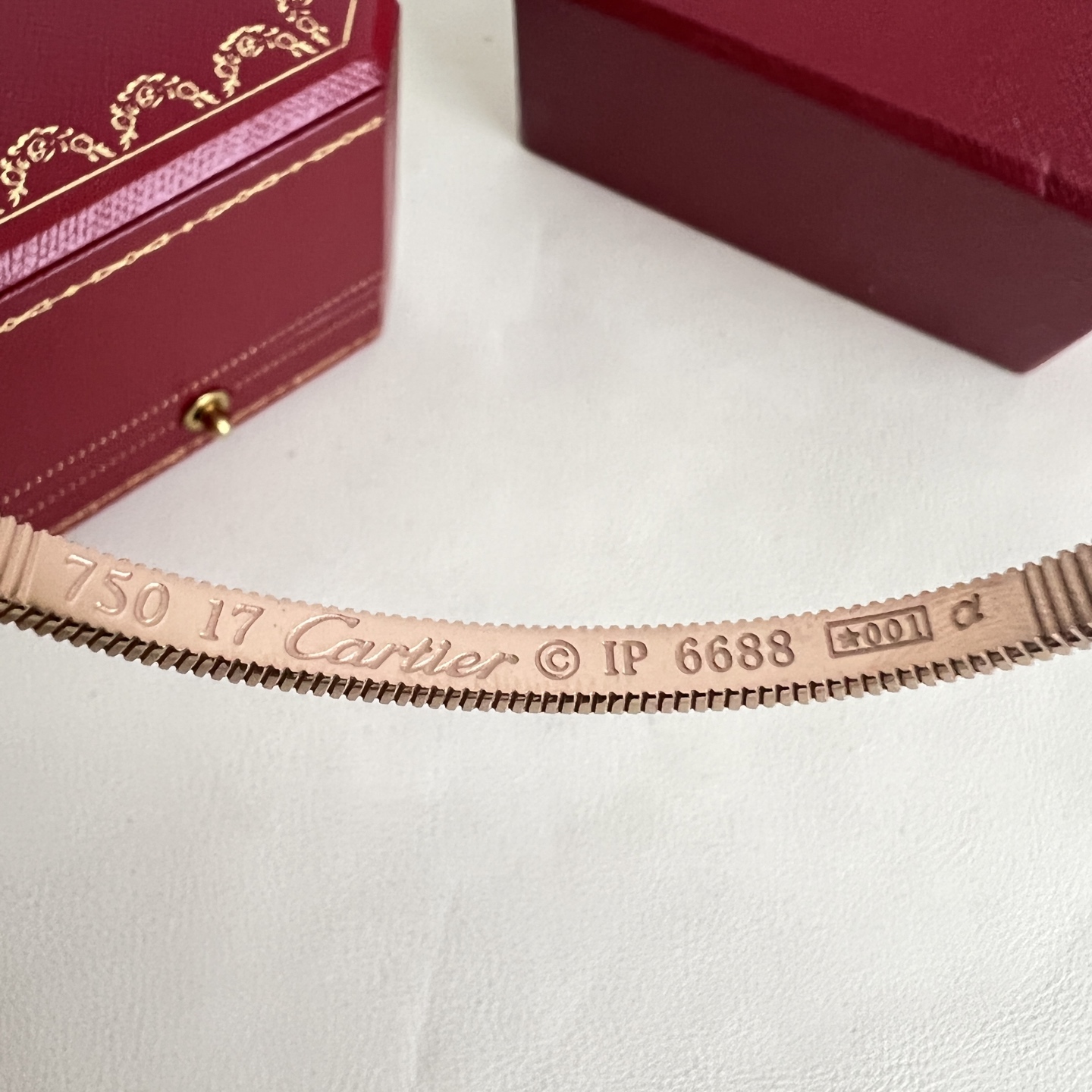 】Cartier 卡地亚 手镯，很精致的一款小手镯 很简单有很别致 非常修饰手镯。