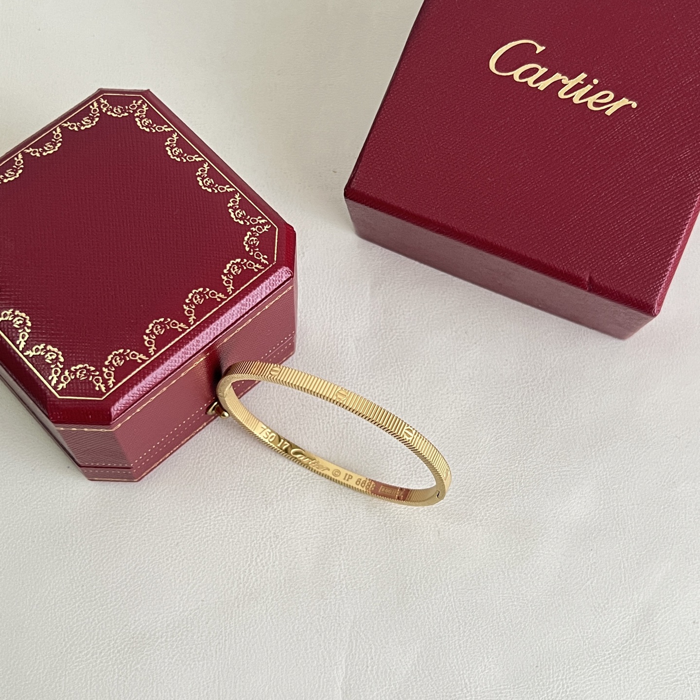 】Cartier 卡地亚 手镯，很精致的一款小手镯 很简单有很别致 非常修饰手镯。