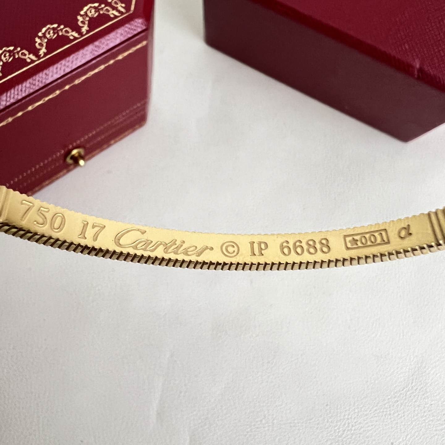 】Cartier 卡地亚 手镯，很精致的一款小手镯 很简单有很别致 非常修饰手镯。