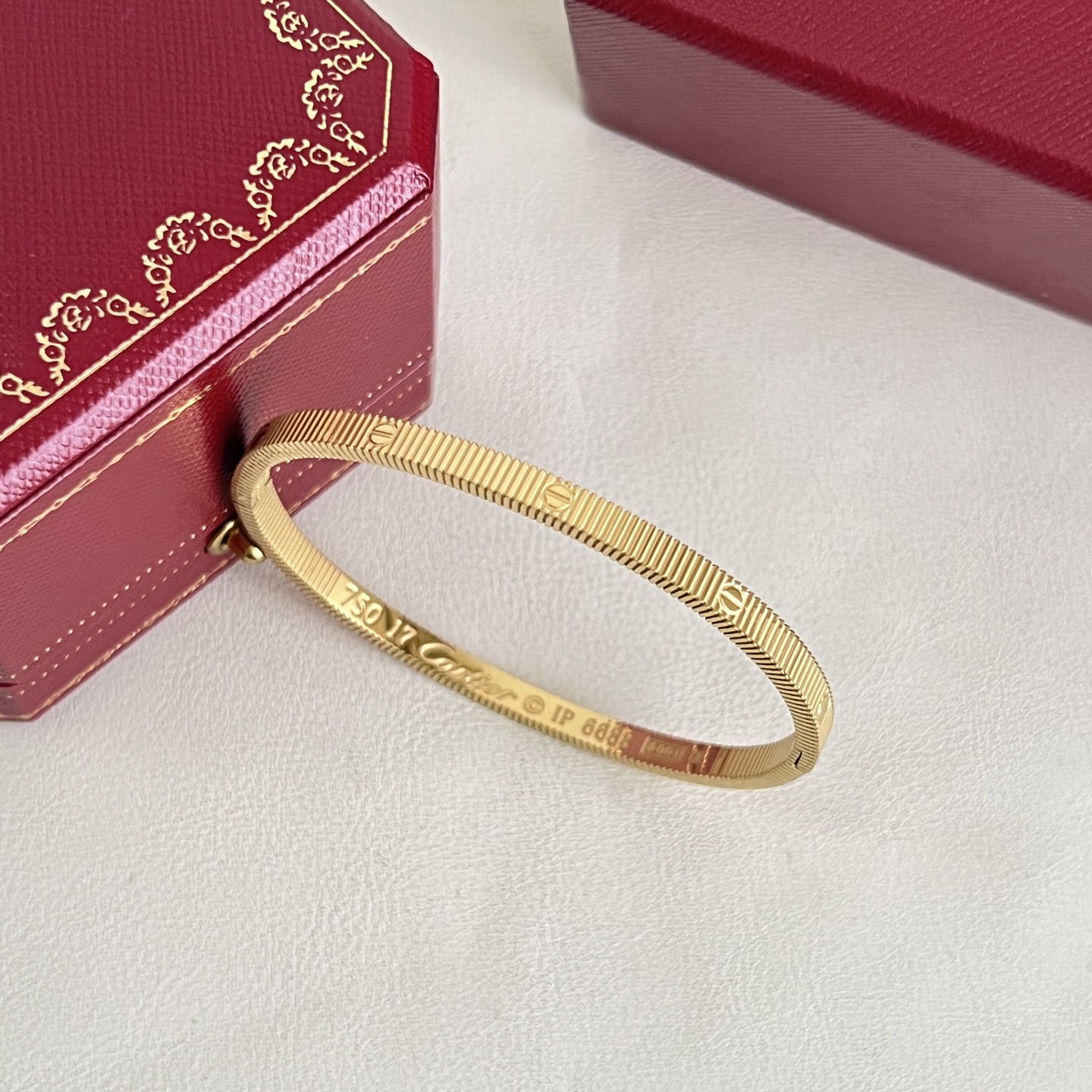 】Cartier 卡地亚 手镯，很精致的一款小手镯 很简单有很别致 非常修饰手镯。