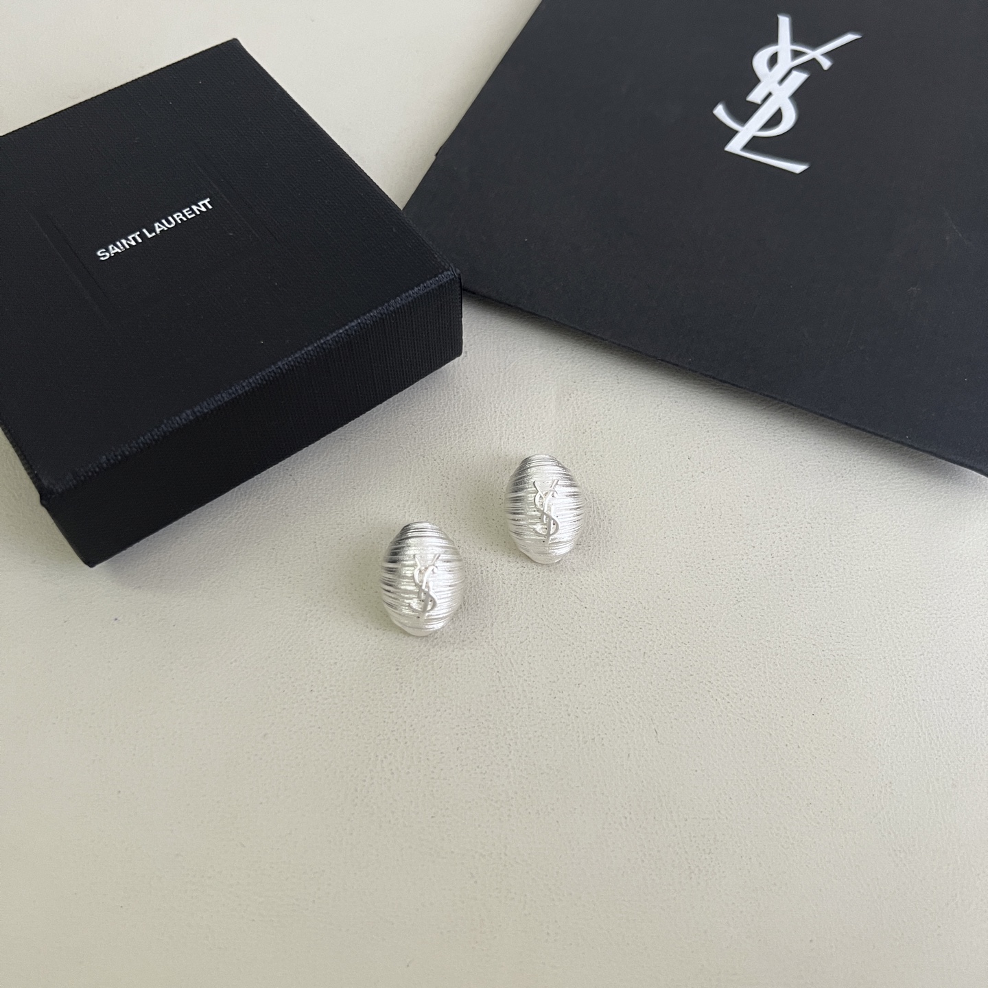 】。圣罗兰。耳钉 金属质感超强，原装黄铜材质，优雅、抽象、大胆，潮人必备款。
