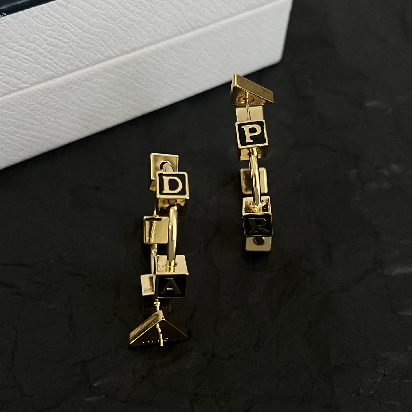 】PRADA 普拉达 三角形 耳钉 爆款新品 精致耐看 华丽登场，整体细节非常令人惊喜，典雅而时尚，突显