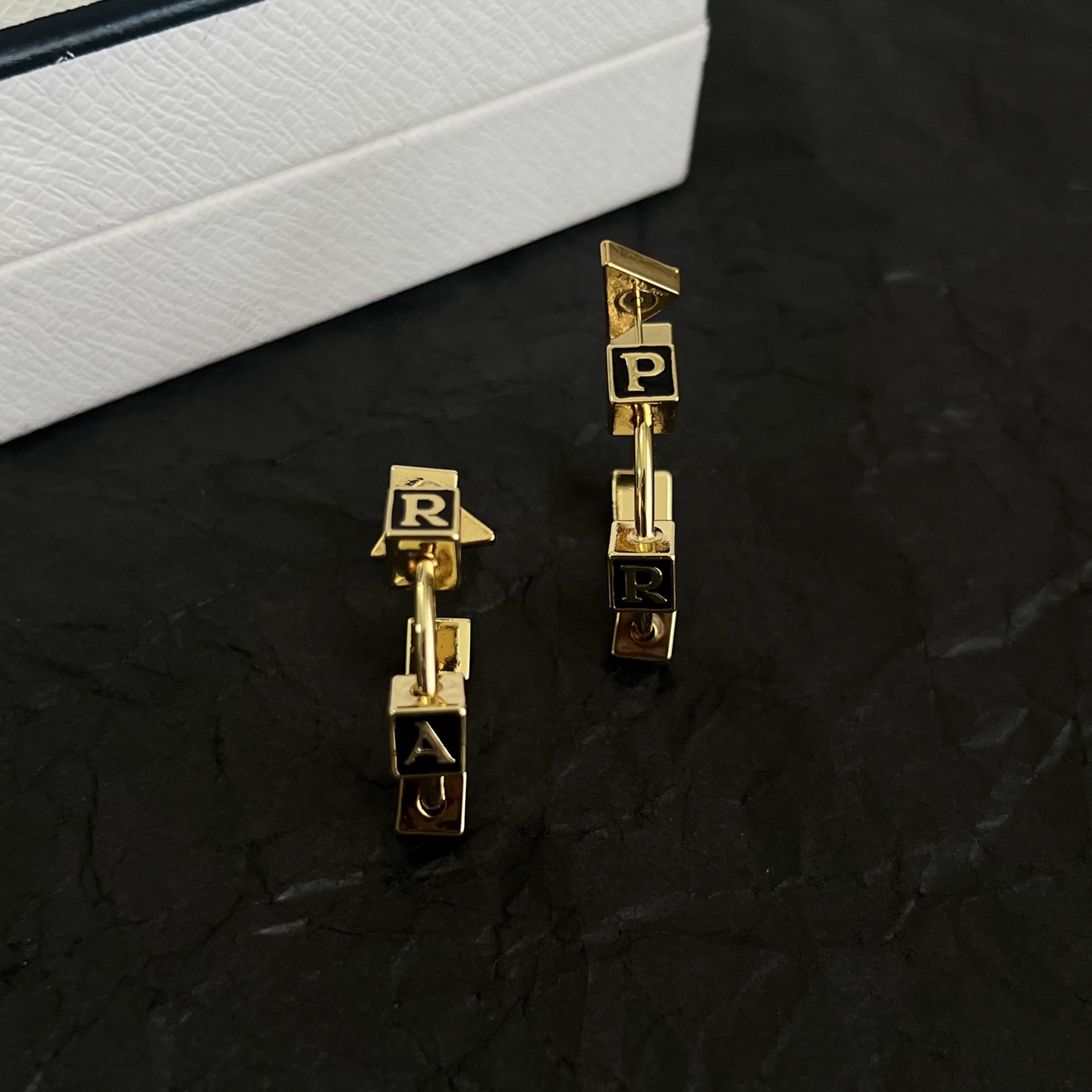 】PRADA 普拉达 三角形 耳钉 爆款新品 精致耐看 华丽登场，整体细节非常令人惊喜，典雅而时尚，突显