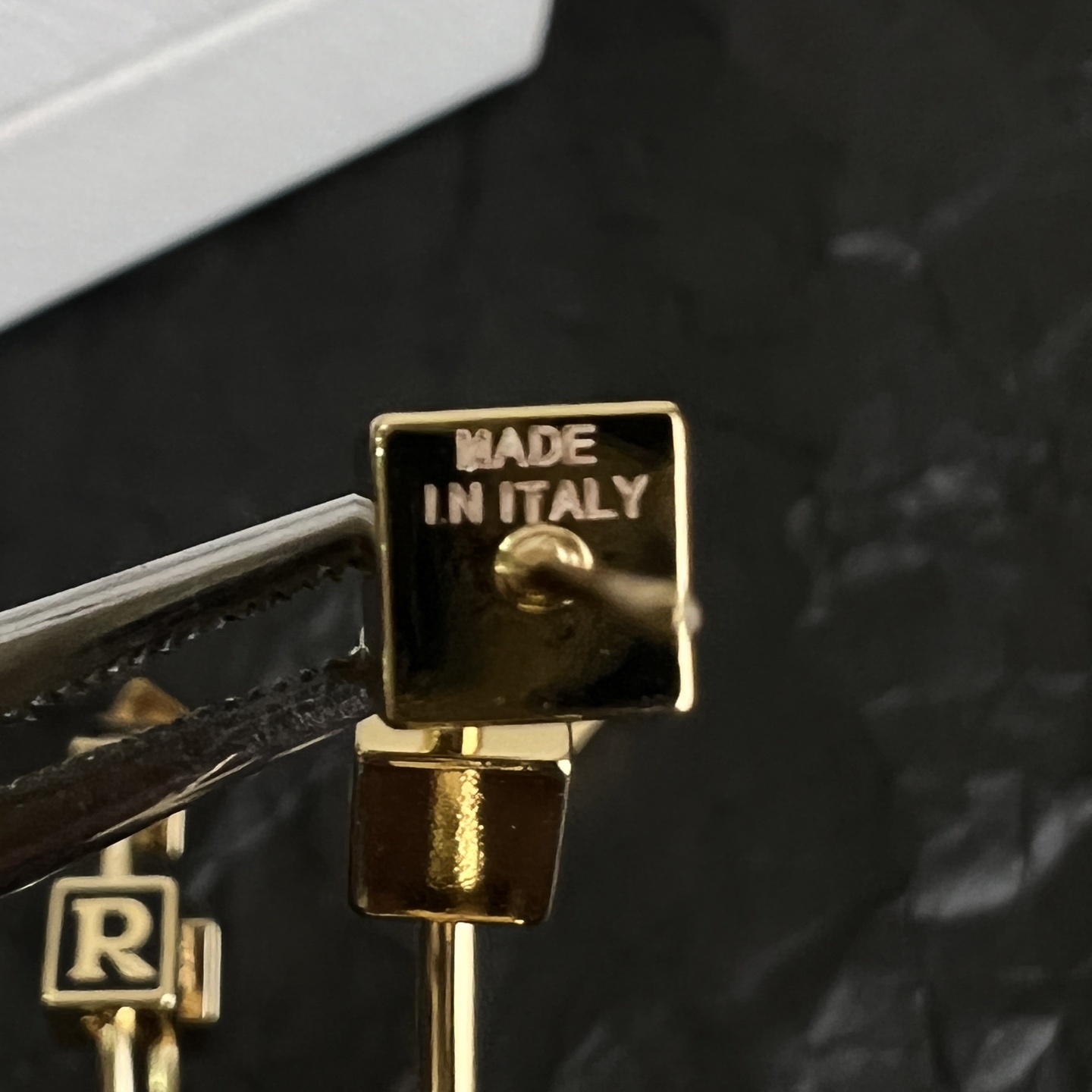 】PRADA 普拉达 三角形 耳钉 爆款新品 精致耐看 华丽登场，整体细节非常令人惊喜，典雅而时尚，突显