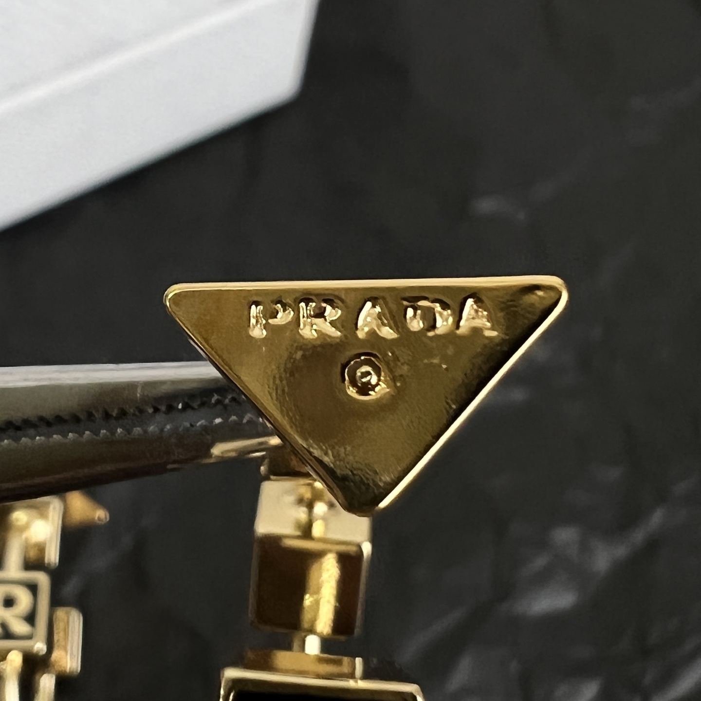 】PRADA 普拉达 三角形 耳钉 爆款新品 精致耐看 华丽登场，整体细节非常令人惊喜，典雅而时尚，突显