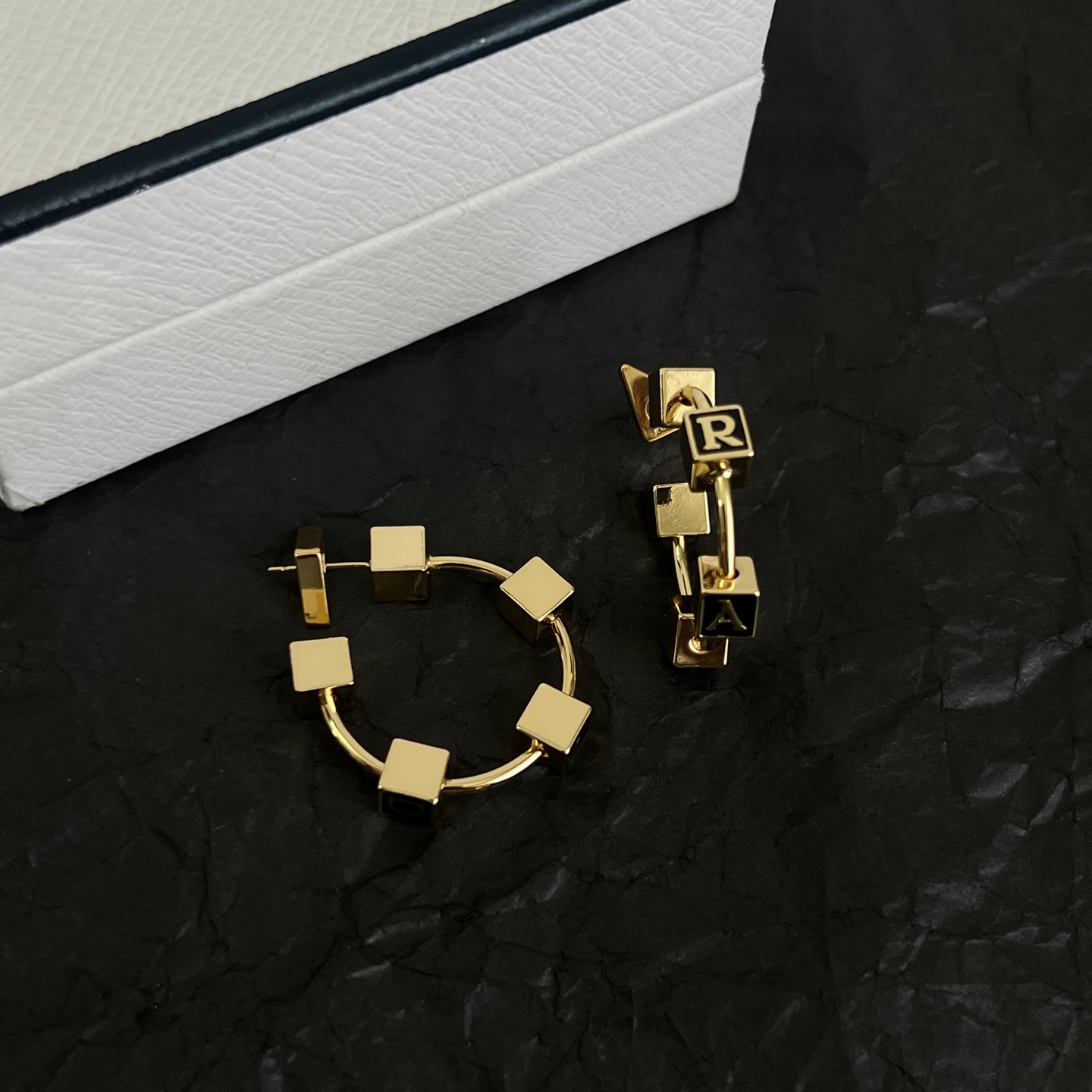 】PRADA 普拉达 三角形 耳钉 爆款新品 精致耐看 华丽登场，整体细节非常令人惊喜，典雅而时尚，突显