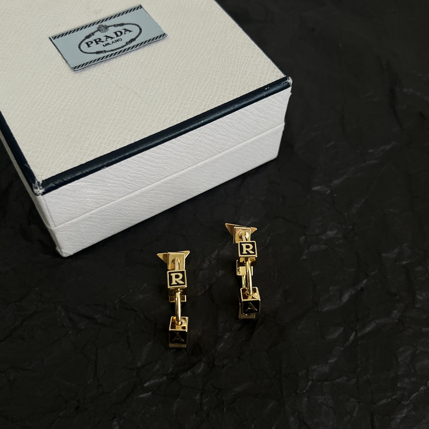 】PRADA 普拉达 三角形 耳钉 爆款新品 精致耐看 华丽登场，整体细节非常令人惊喜，典雅而时尚，突显