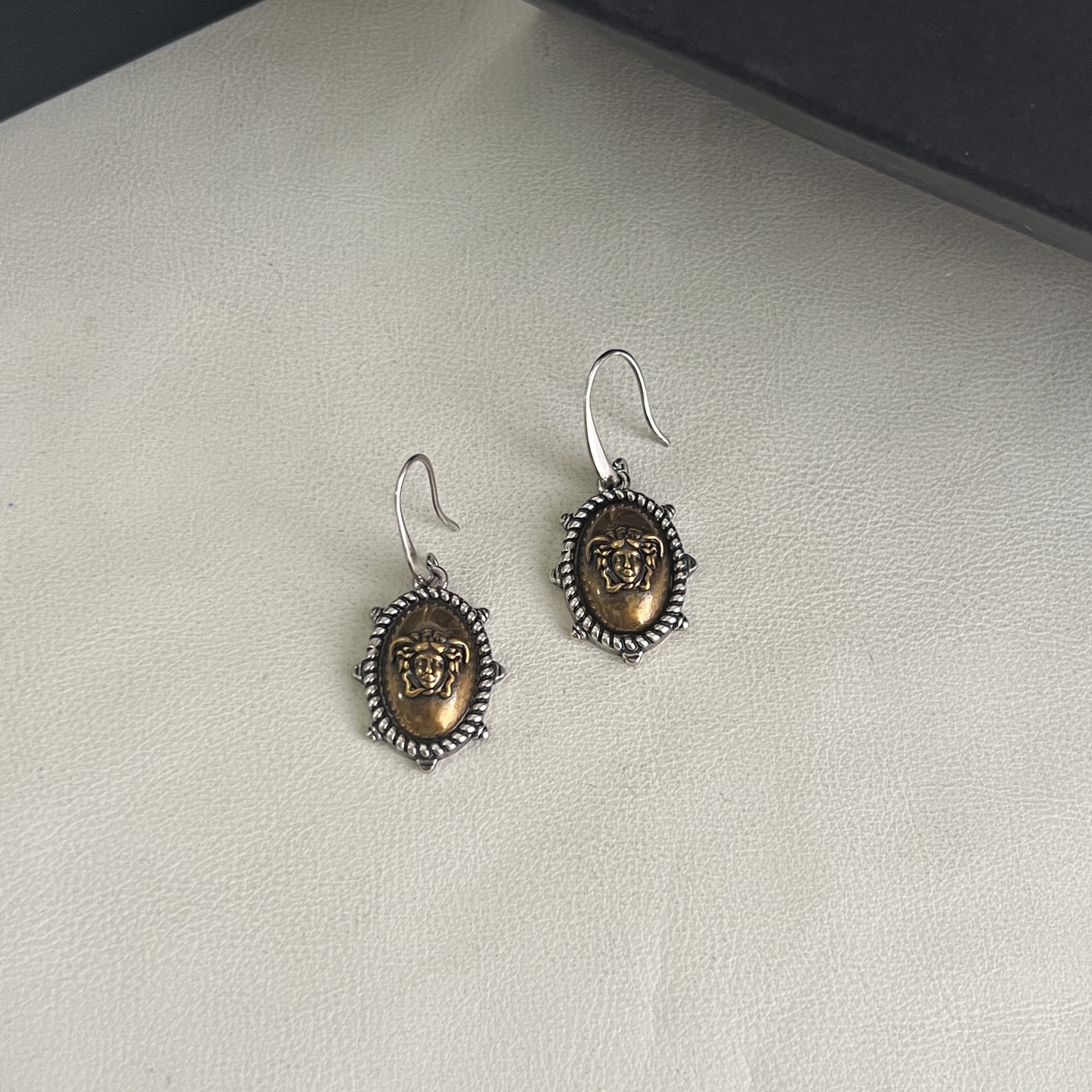 】Versace 范思哲 耳环 品牌标志是神话中的蛇发女妖美杜莎（Medusa），代表着致命的吸引力。来