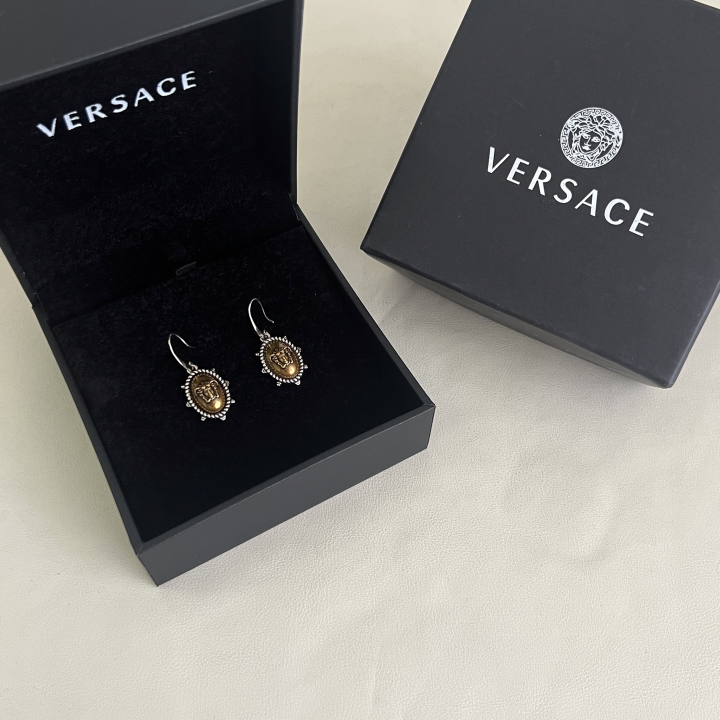 】Versace 范思哲 耳环 品牌标志是神话中的蛇发女妖美杜莎（Medusa），代表着致命的吸引力。来