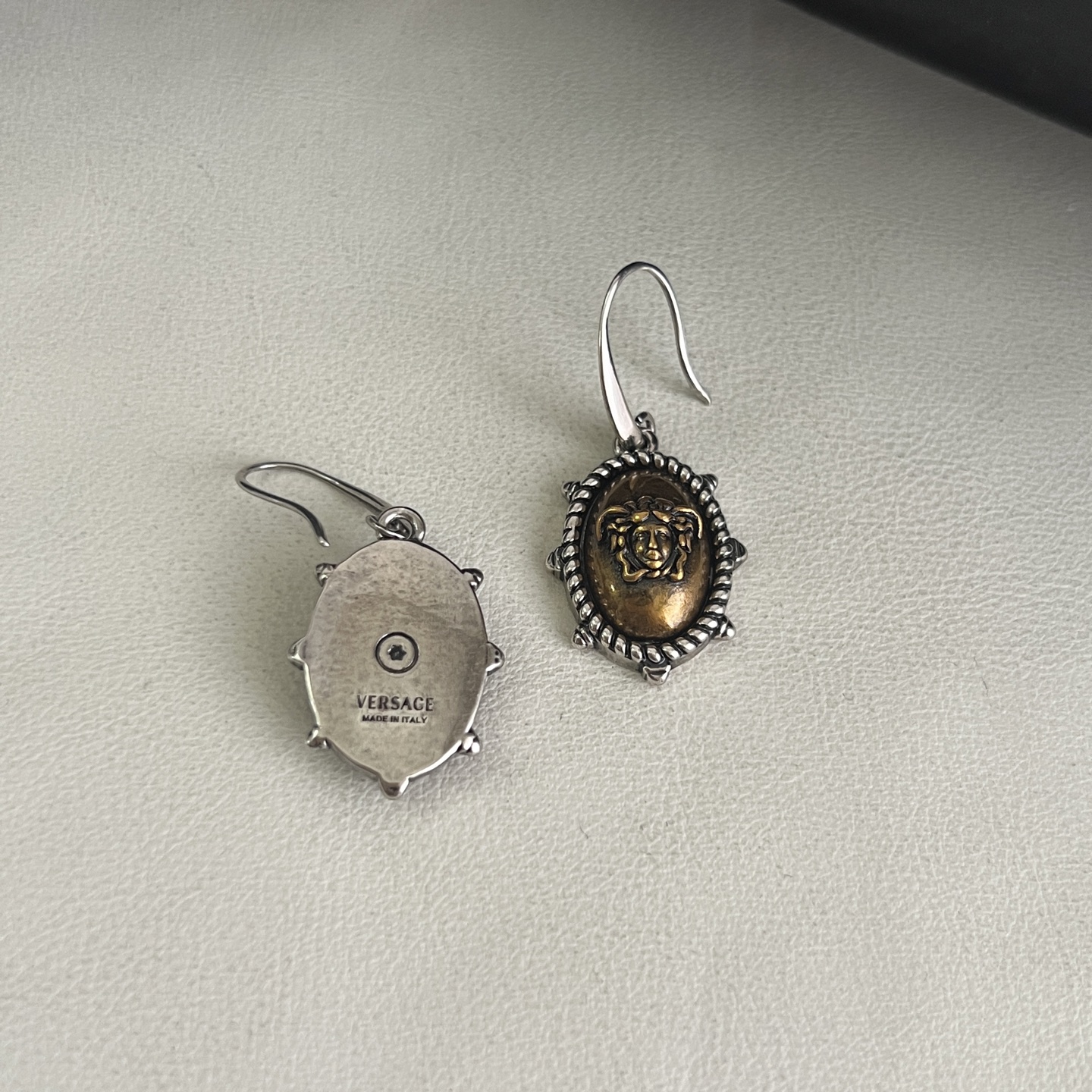】Versace 范思哲 耳环 品牌标志是神话中的蛇发女妖美杜莎（Medusa），代表着致命的吸引力。来