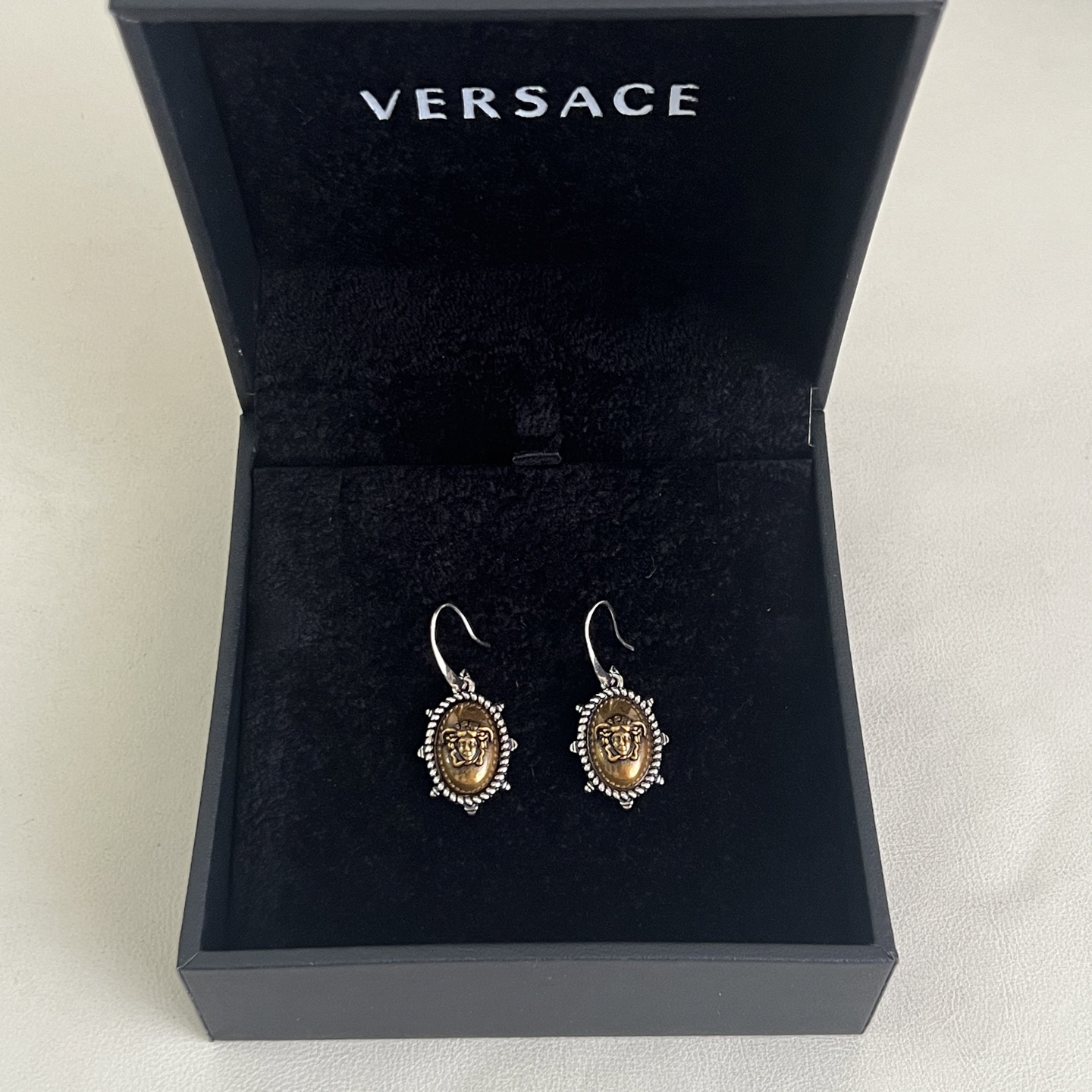 】Versace 范思哲 耳环 品牌标志是神话中的蛇发女妖美杜莎（Medusa），代表着致命的吸引力。来