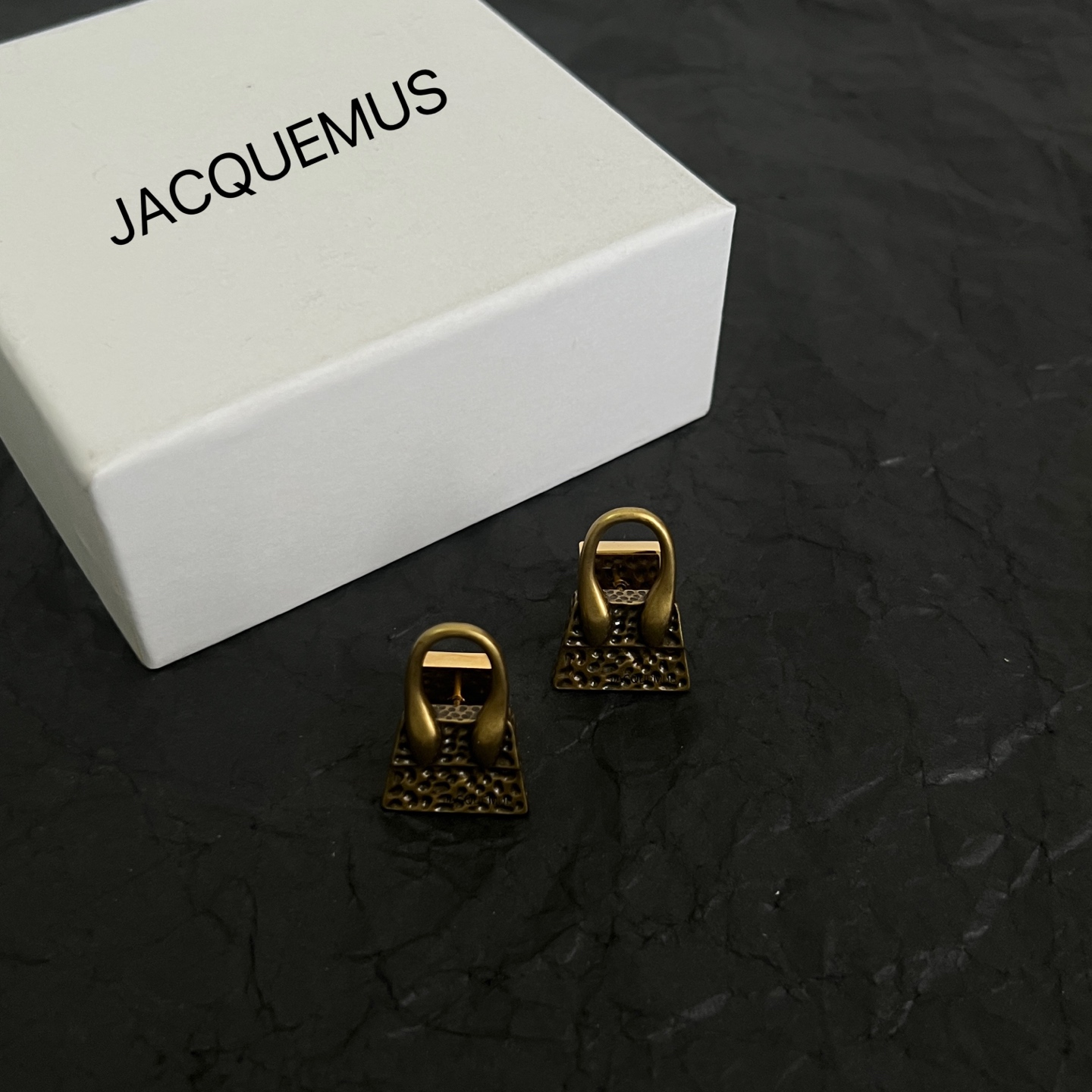 】JACQUEMUS-是法国著名品牌，搭配即神秘又亮丽，设计感时髦，简约时尚，充满着性感魅力。