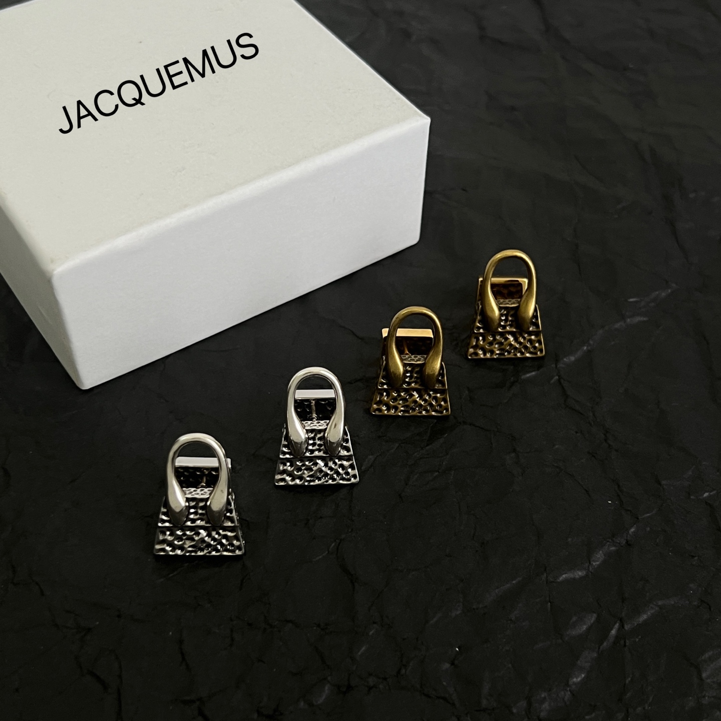 】JACQUEMUS-是法国著名品牌，搭配即神秘又亮丽，设计感时髦，简约时尚，充满着性感魅力。