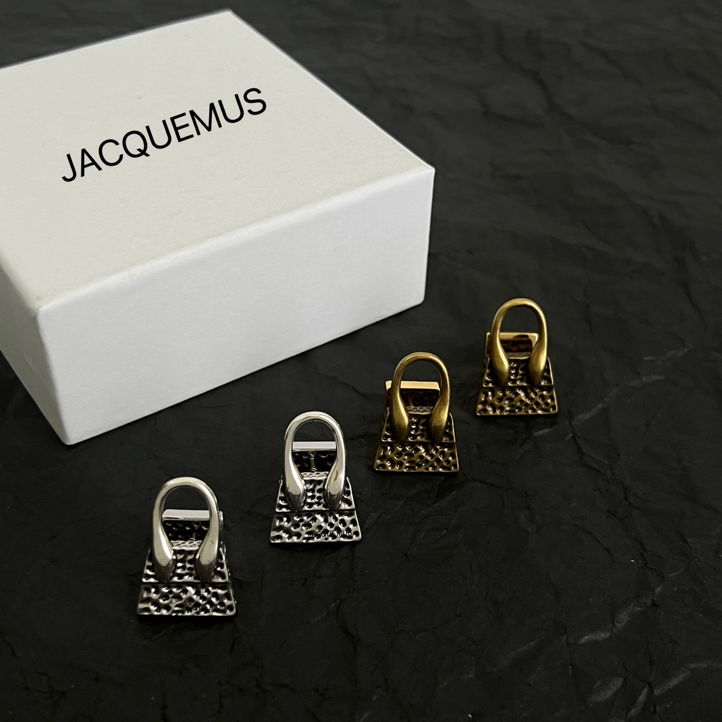 】JACQUEMUS-是法国著名品牌，搭配即神秘又亮丽，设计感时髦，简约时尚，充满着性感魅力。