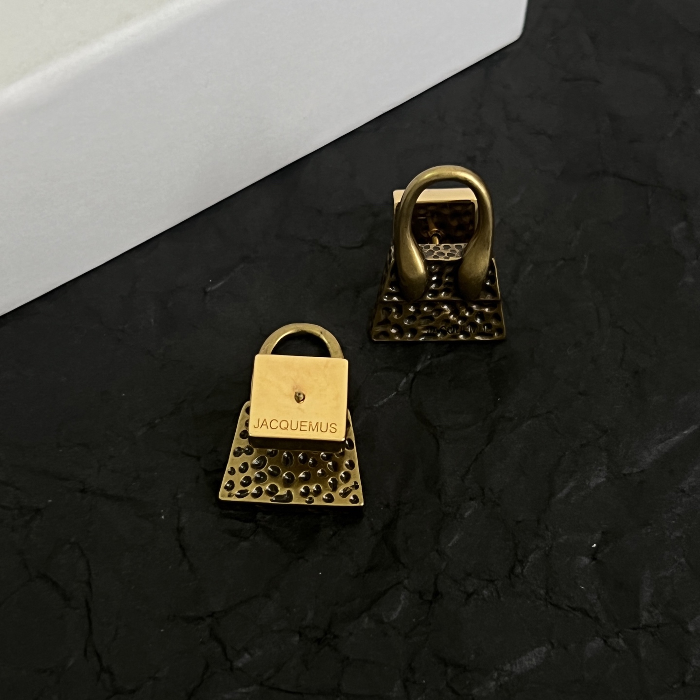 】JACQUEMUS-是法国著名品牌，搭配即神秘又亮丽，设计感时髦，简约时尚，充满着性感魅力。