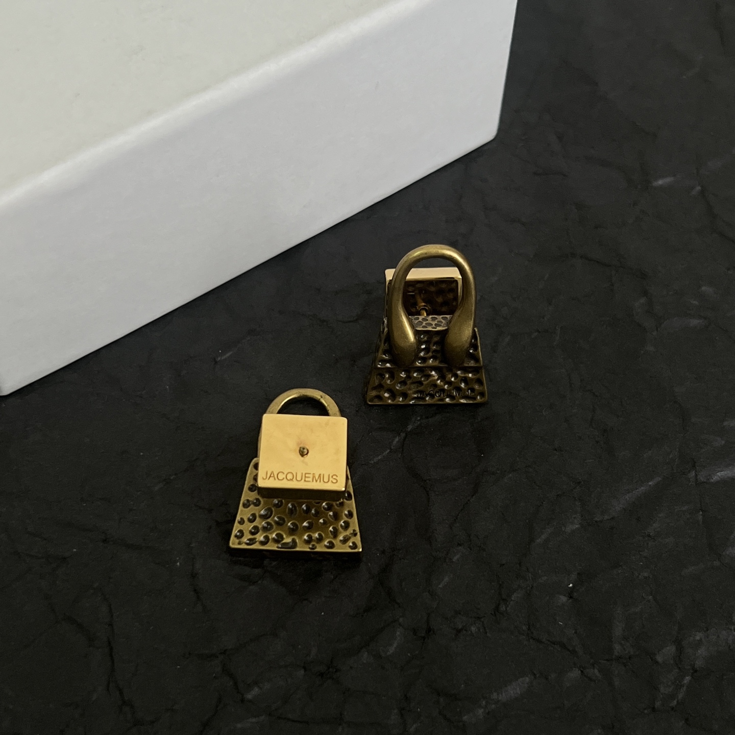 】JACQUEMUS-是法国著名品牌，搭配即神秘又亮丽，设计感时髦，简约时尚，充满着性感魅力。