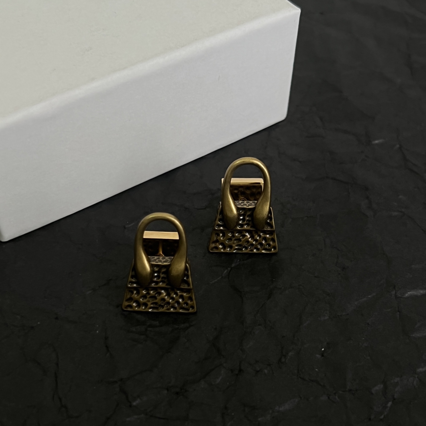 】JACQUEMUS-是法国著名品牌，搭配即神秘又亮丽，设计感时髦，简约时尚，充满着性感魅力。