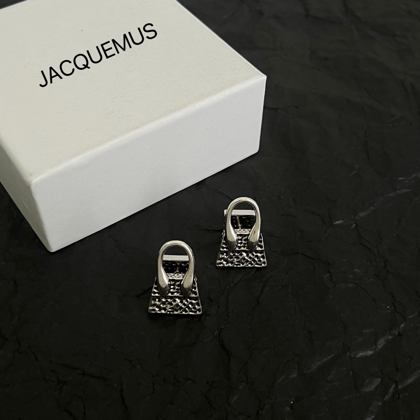 】JACQUEMUS-是法国著名品牌，搭配即神秘又亮丽，设计感时髦，简约时尚，充满着性感魅力。