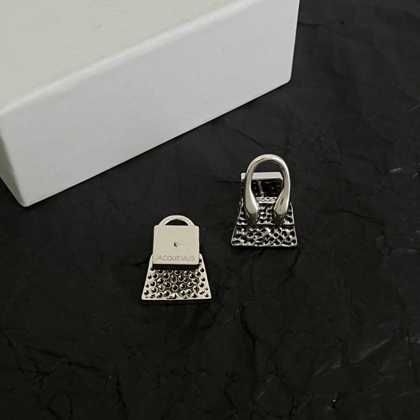 】JACQUEMUS-是法国著名品牌，搭配即神秘又亮丽，设计感时髦，简约时尚，充满着性感魅力。