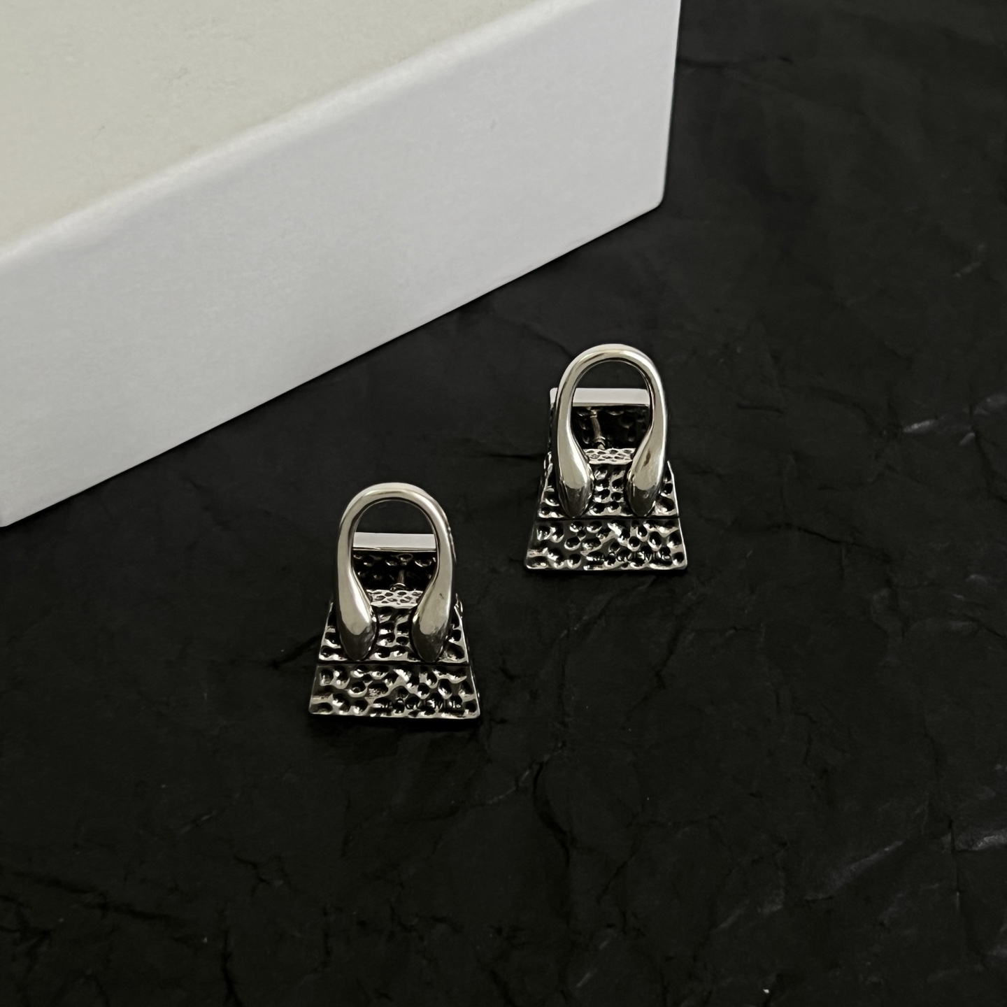 】JACQUEMUS-是法国著名品牌，搭配即神秘又亮丽，设计感时髦，简约时尚，充满着性感魅力。