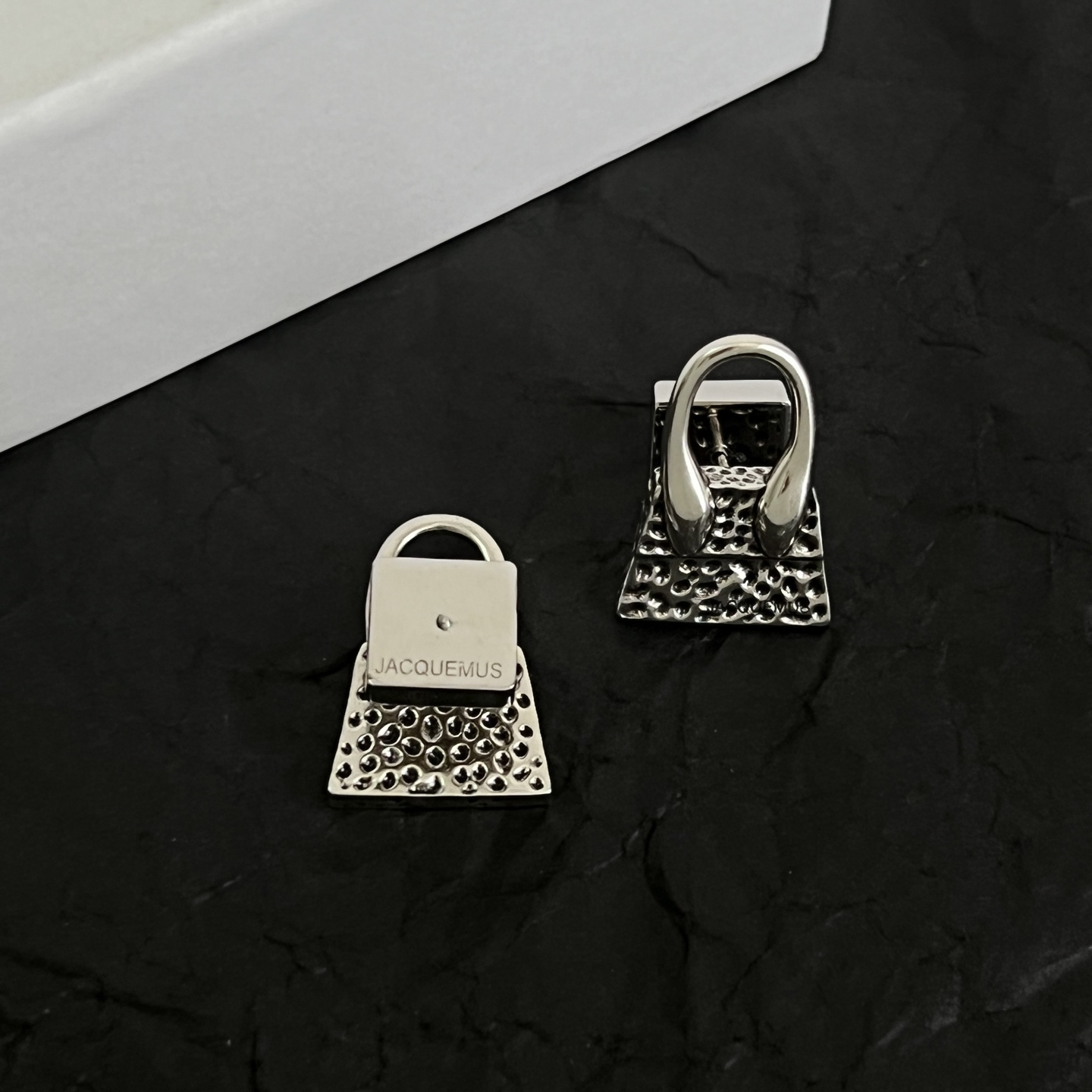 】JACQUEMUS-是法国著名品牌，搭配即神秘又亮丽，设计感时髦，简约时尚，充满着性感魅力。