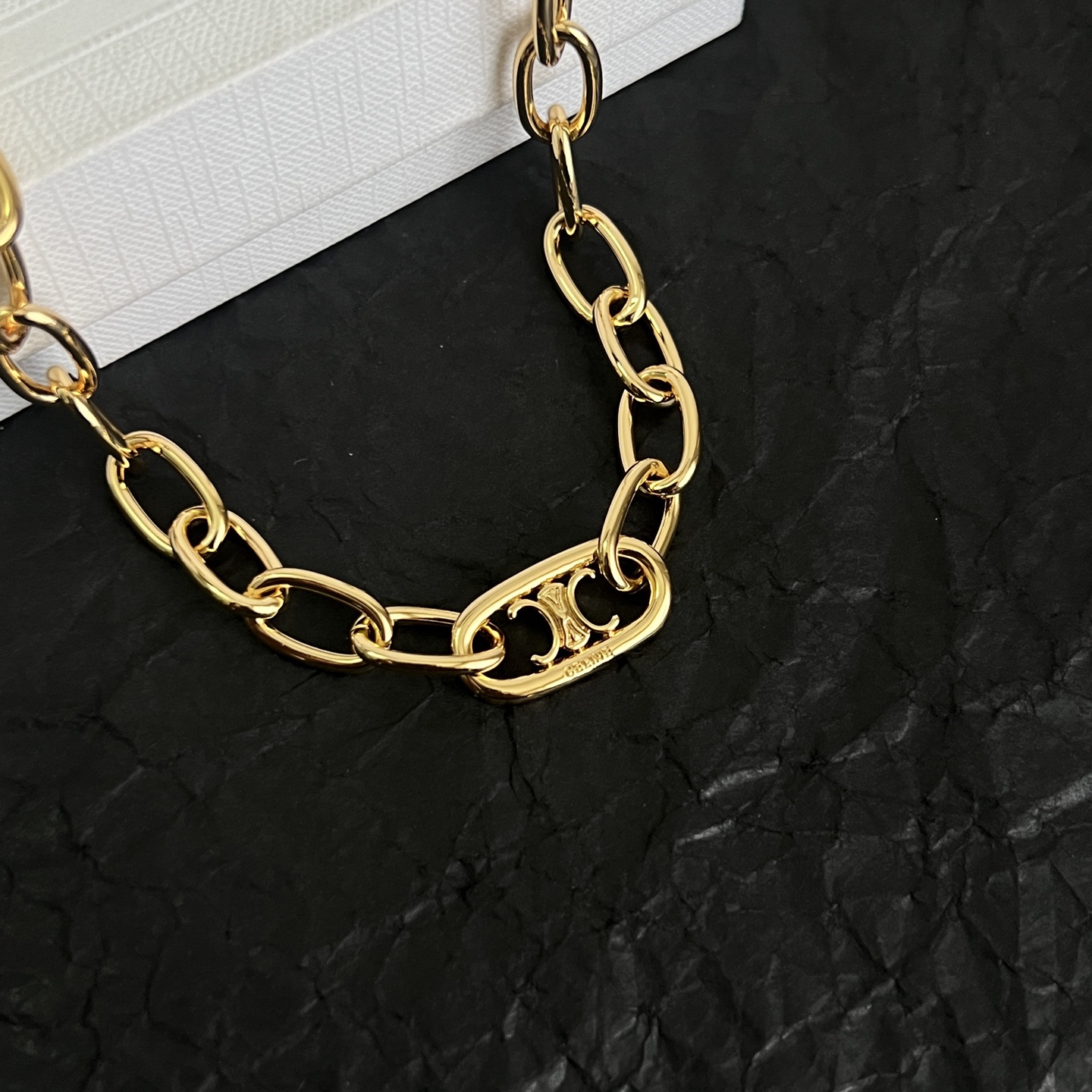 】Celine 赛琳 项链 一直是简约时尚界的标杆大胆的设计 百看不厌▪️搭配起来更Fashion ✨