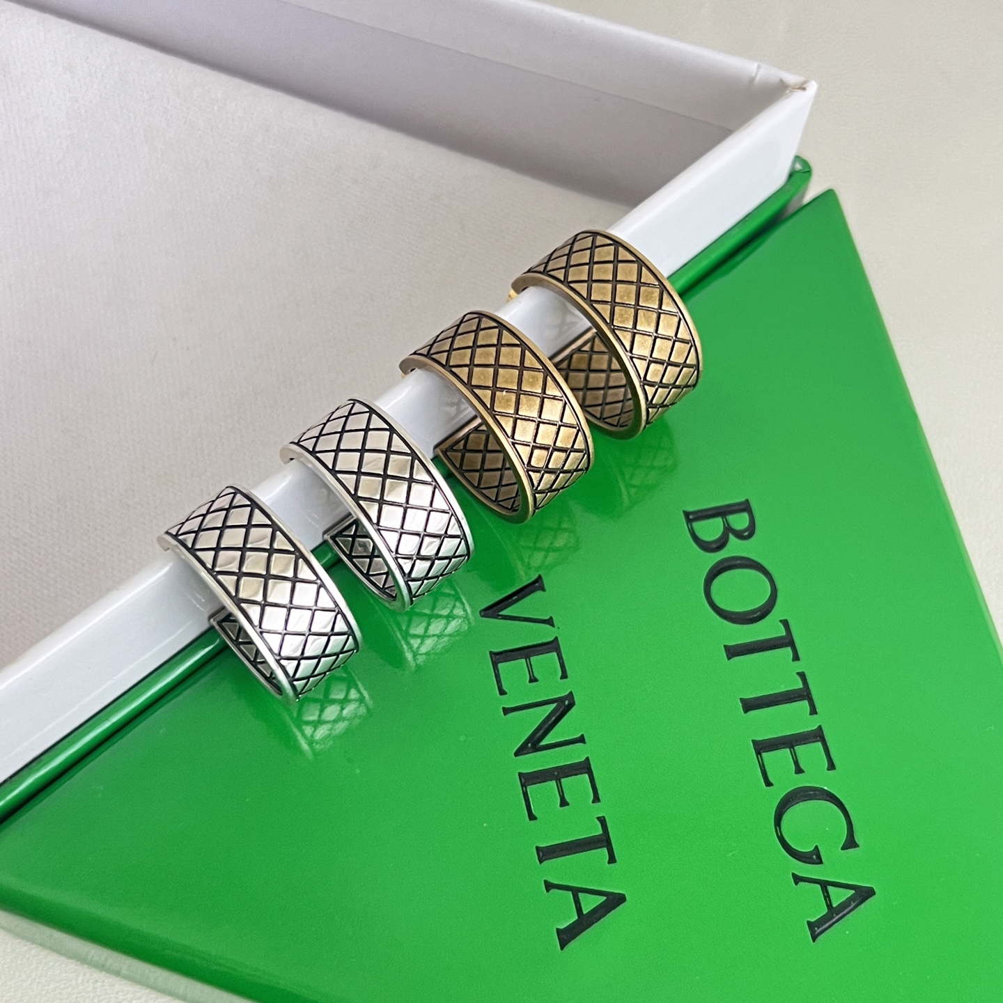 】Bottega Veneta 葆蝶家 复古菱格耳环Bv表达时髦的态度 蝴蝶耳钉KD120 大圈圈耳环K