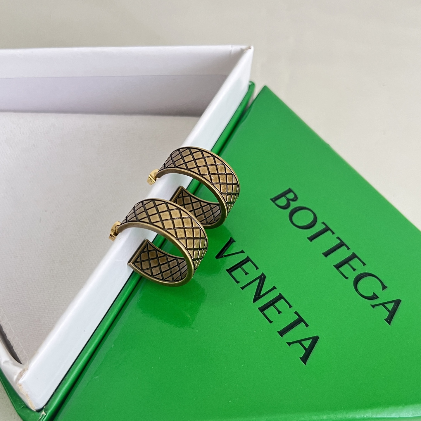 】Bottega Veneta 葆蝶家 复古菱格耳环Bv表达时髦的态度 蝴蝶耳钉KD120 大圈圈耳环K