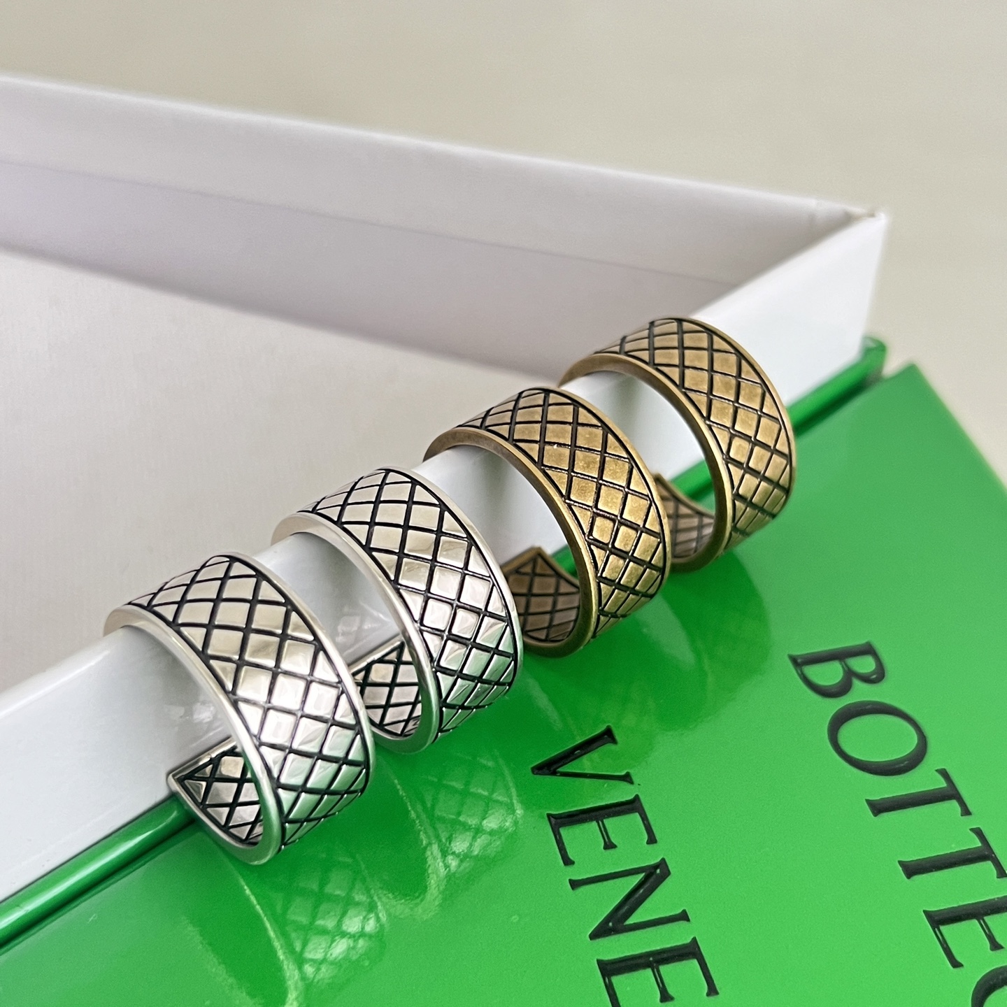 】Bottega Veneta 葆蝶家 复古菱格耳环Bv表达时髦的态度 蝴蝶耳钉KD120 大圈圈耳环K