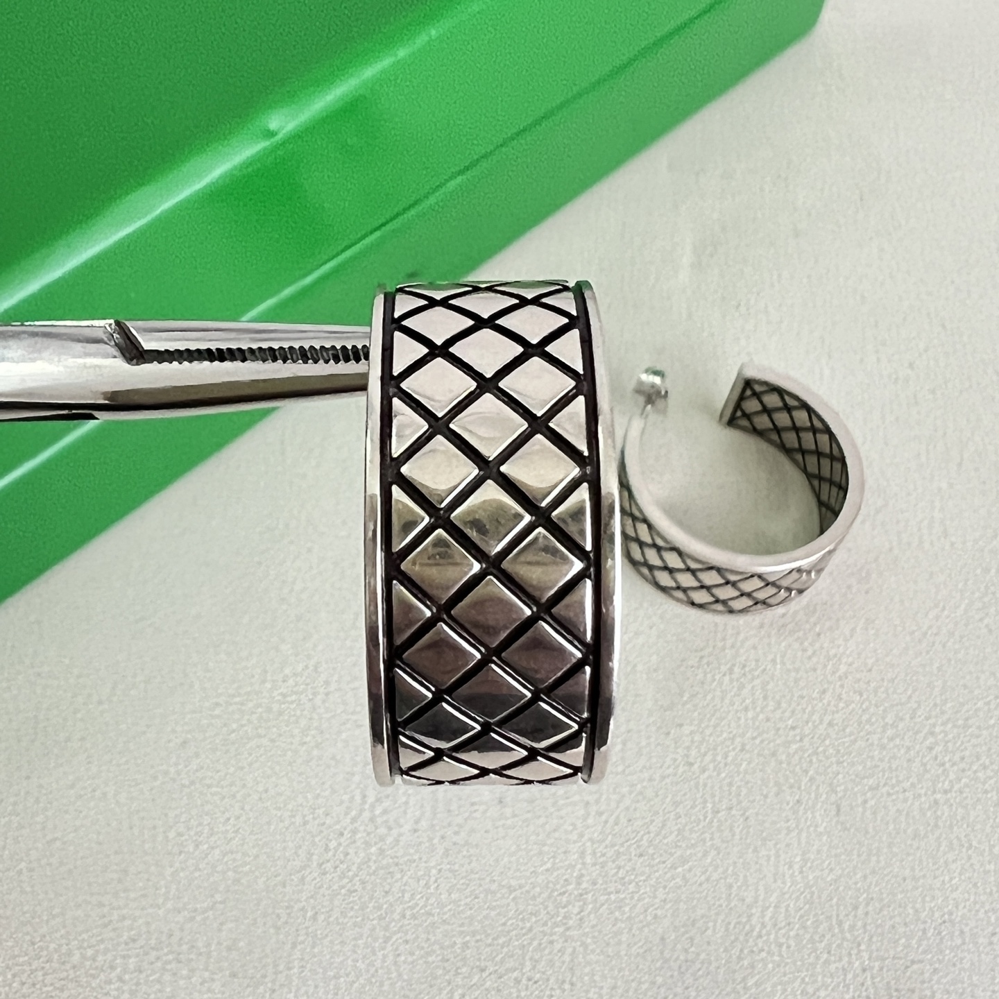】Bottega Veneta 葆蝶家 复古菱格耳环Bv表达时髦的态度 蝴蝶耳钉KD120 大圈圈耳环K