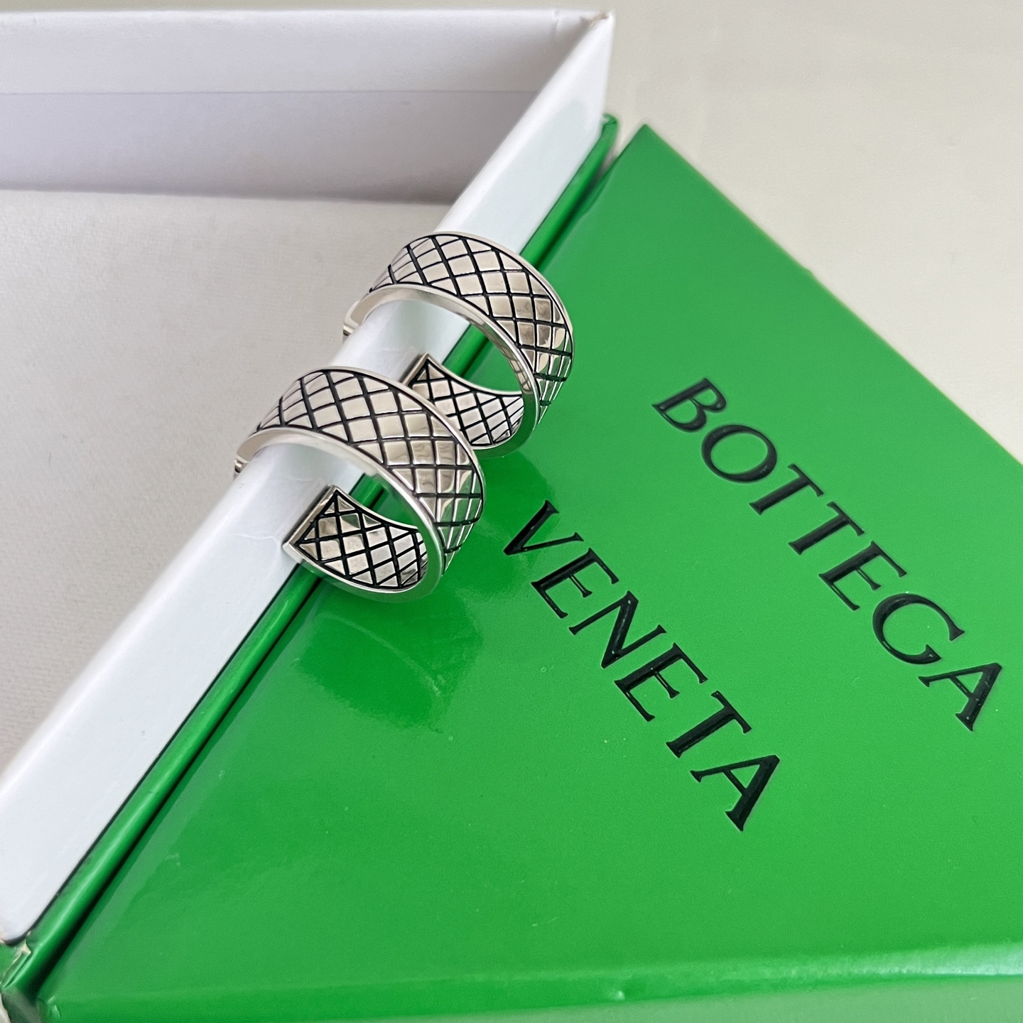 】Bottega Veneta 葆蝶家 复古菱格耳环Bv表达时髦的态度 蝴蝶耳钉KD120 大圈圈耳环K