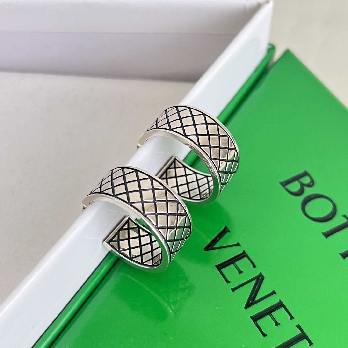 】Bottega Veneta 葆蝶家 复古菱格耳环Bv表达时髦的态度 蝴蝶耳钉KD120 大圈圈耳环K
