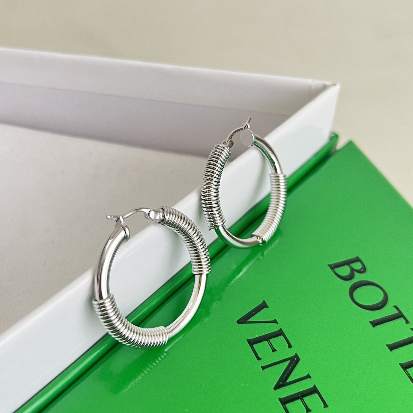 】Bottega Veneta 🆕BV耳环  金属感十足  特别特别赞，整体细节非常令人惊喜，设计感十足