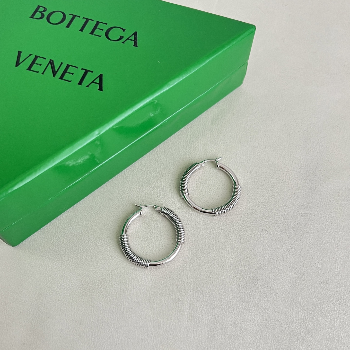 】Bottega Veneta 🆕BV耳环  金属感十足  特别特别赞，整体细节非常令人惊喜，设计感十足