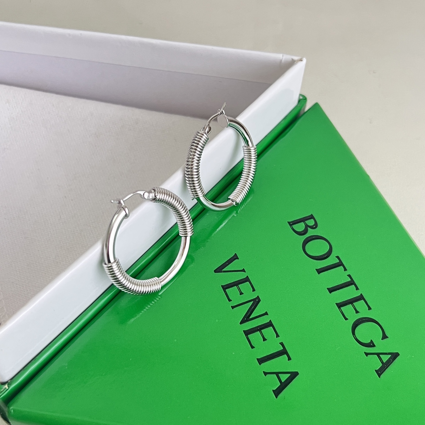 】Bottega Veneta 🆕BV耳环  金属感十足  特别特别赞，整体细节非常令人惊喜，设计感十足